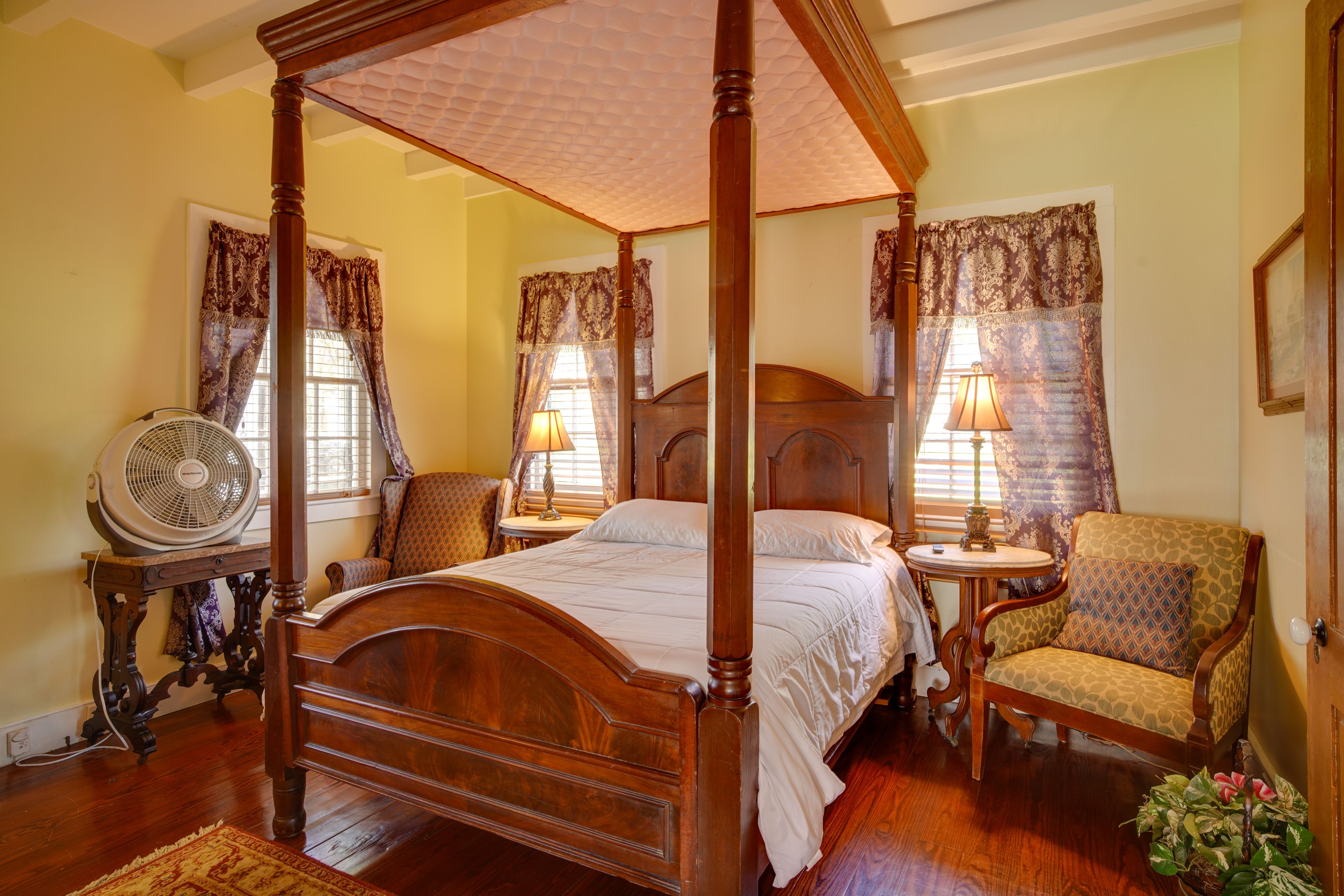 Bedroom 1 | 1st Floor | Queen Bed | Linens Provided | Smart TV w/ Cable