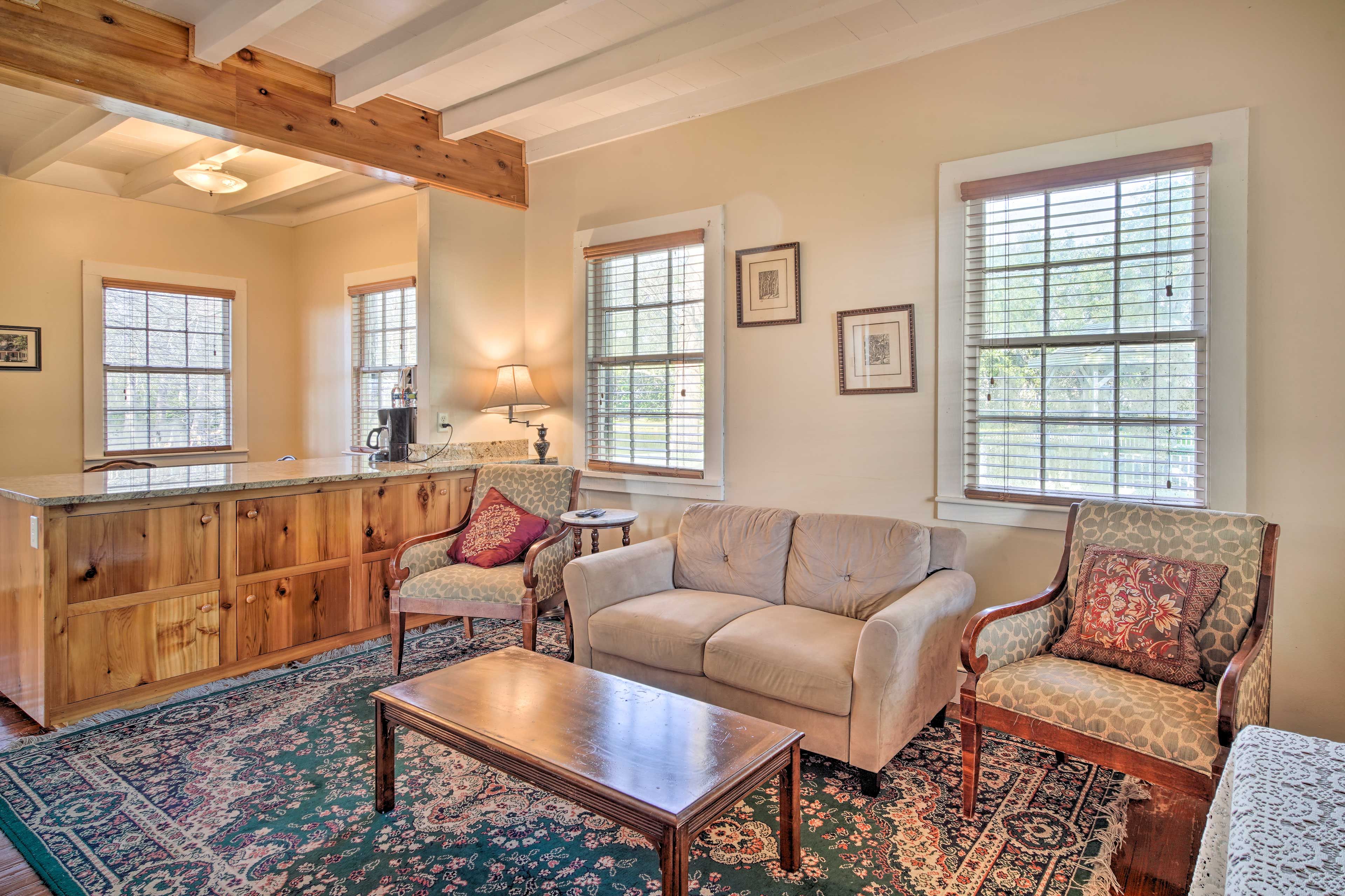 Living Room | Smart TV w/ Cable | Laptop-Friendly Desk | Central A/C