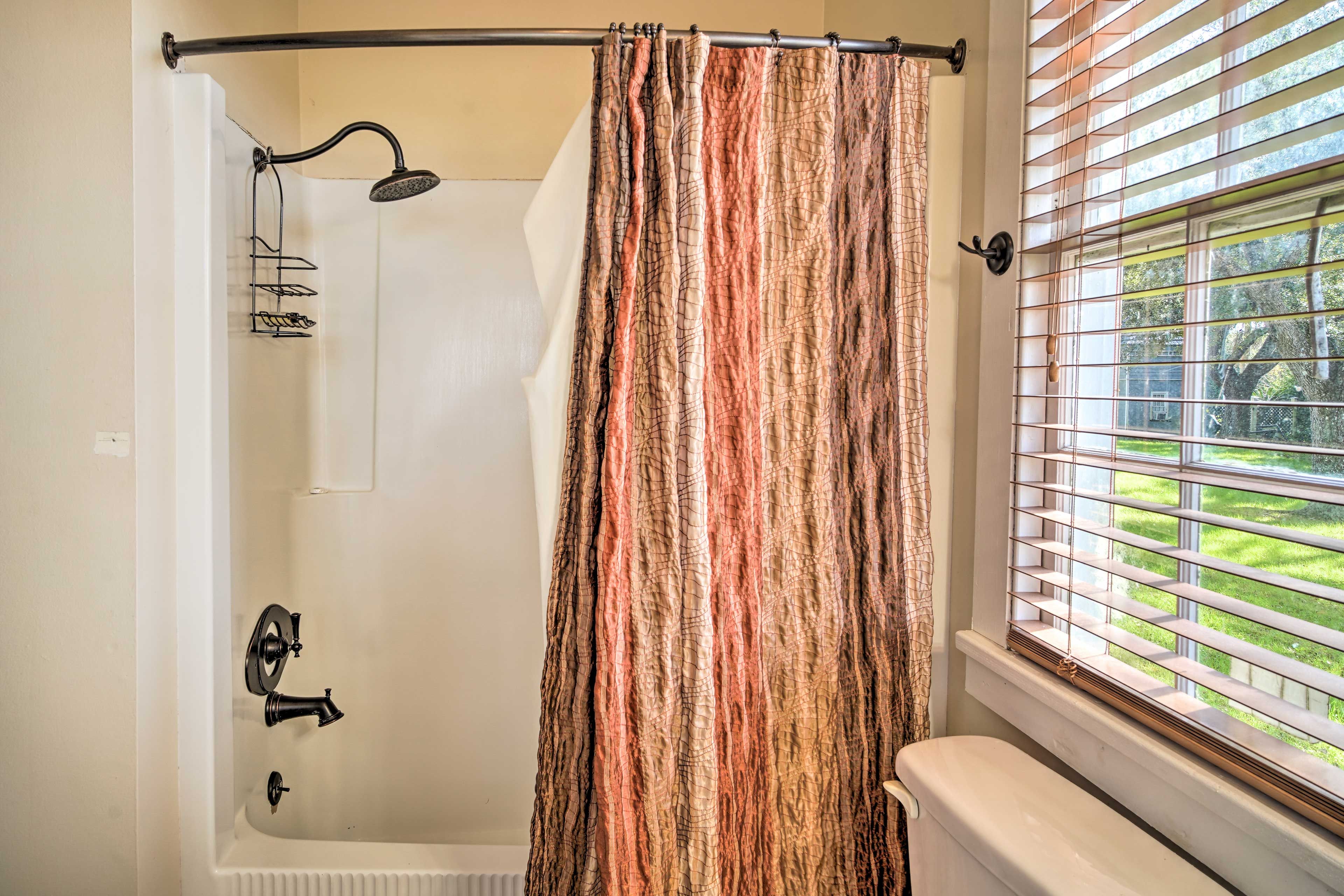 Full Bathroom | 1st Floor | Complimentary Toiletries | Hair Dryers | Towels
