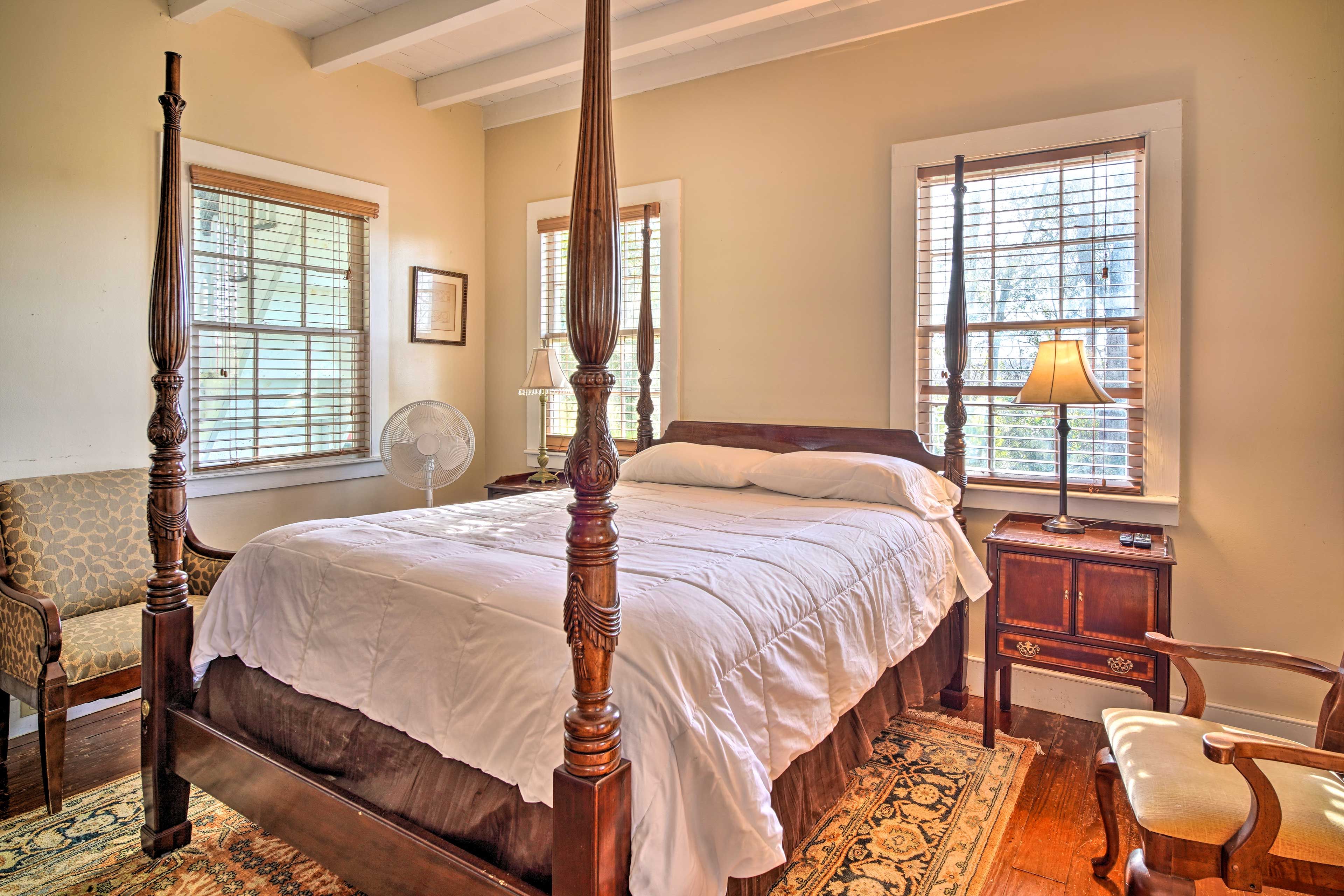 Bedroom 1 | 1st Floor | Queen Bed | Linens Provided | Smart TV w/ Cable