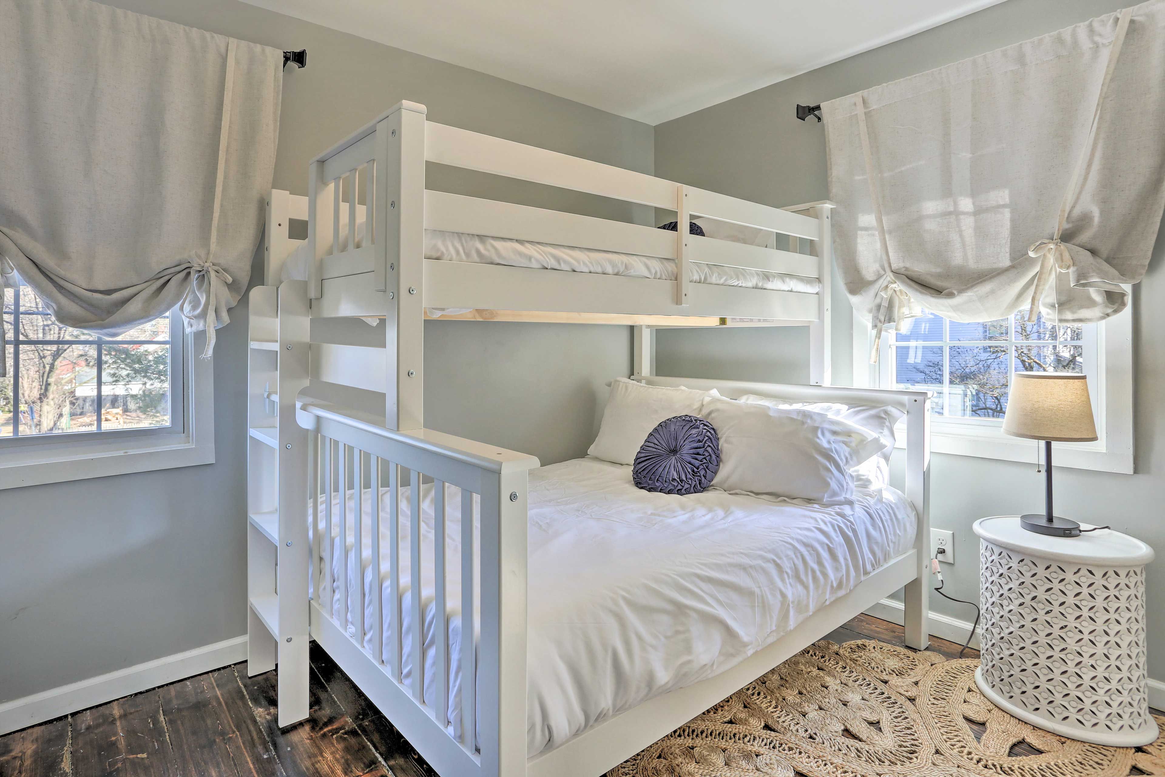 Bedroom 3 | Twin/Full Bunk Bed