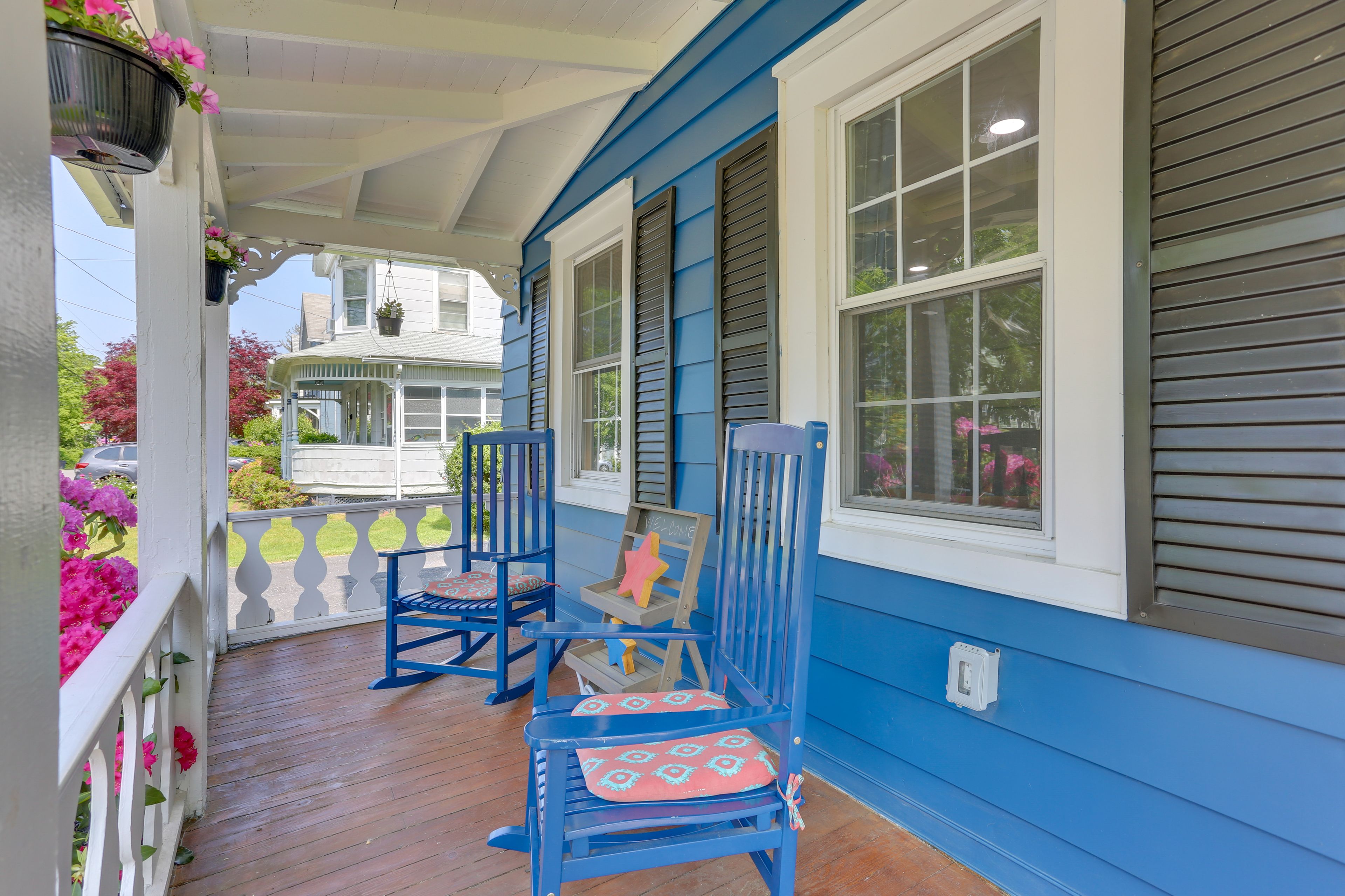 Front Porch w/ Seating