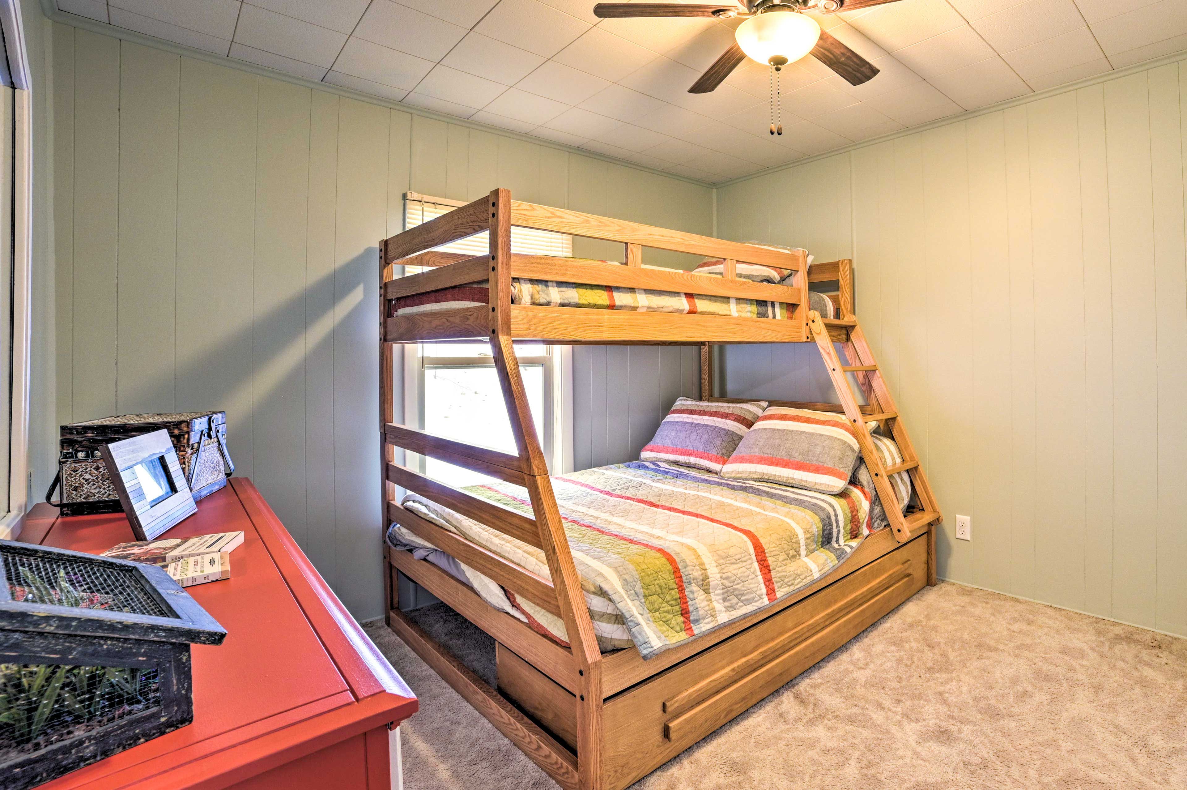 Bedroom 3 | Twin/Full Bunk Bed