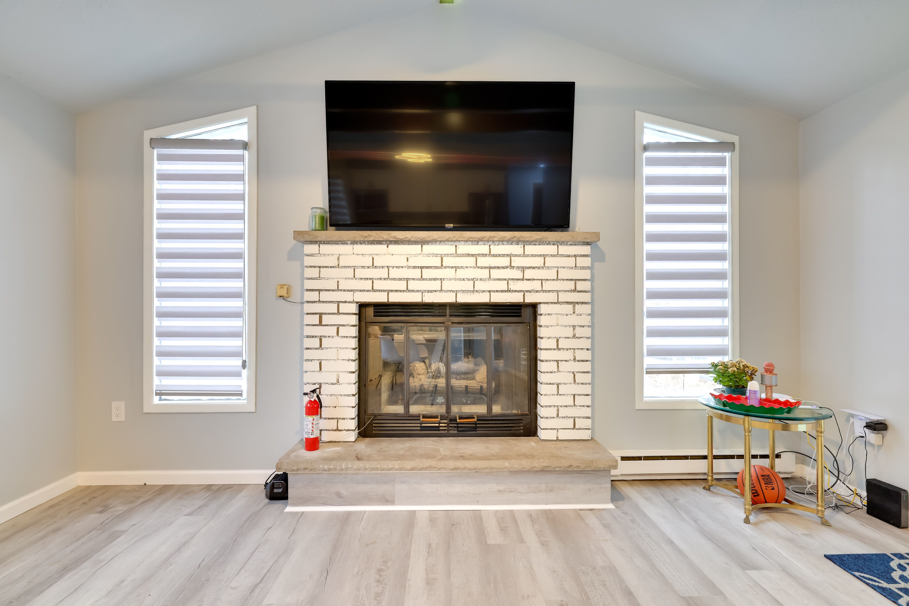 Living Room | Smart TV | Pet Friendly w/ Fee