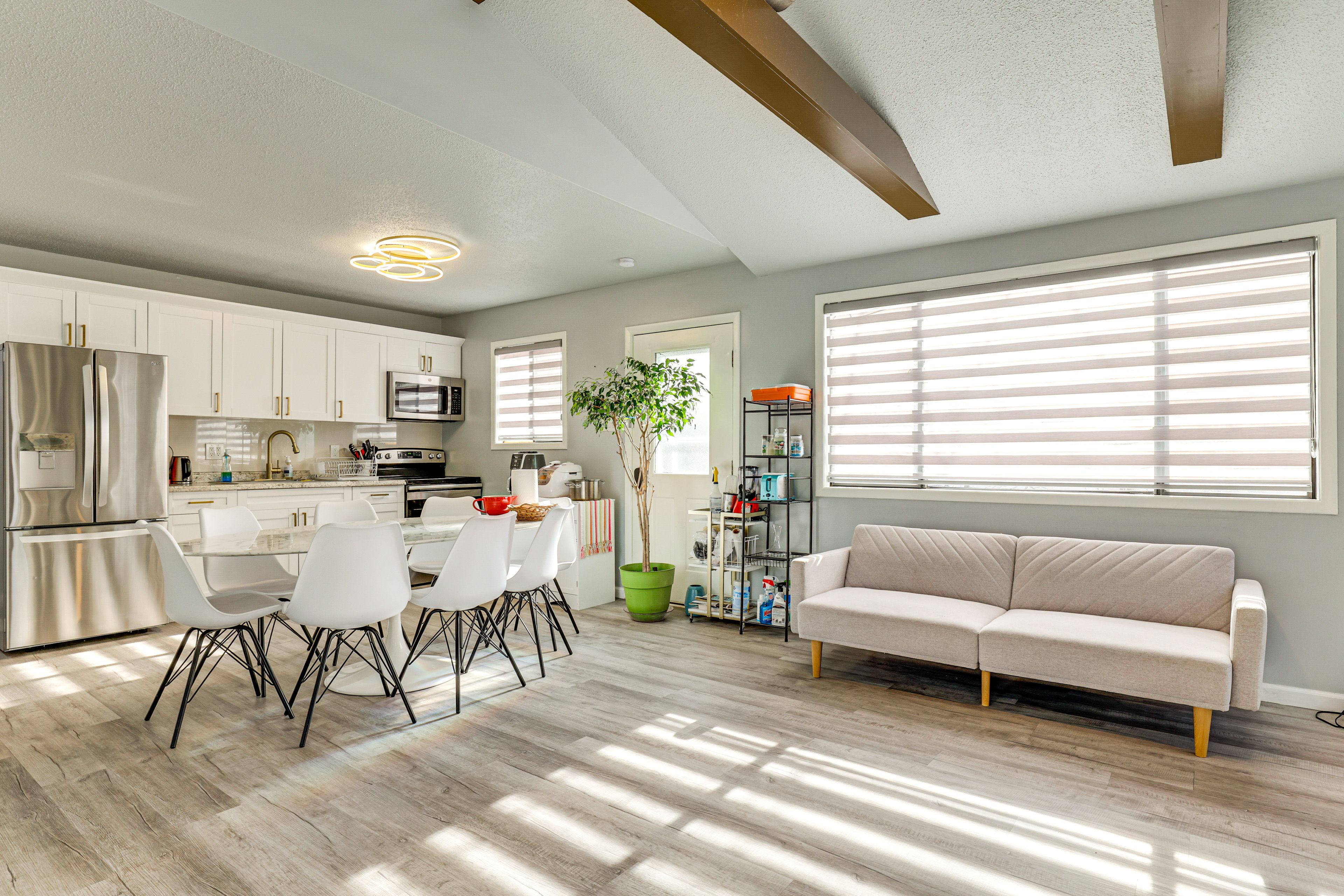 Dining Area | Dishes & Flatware Provided