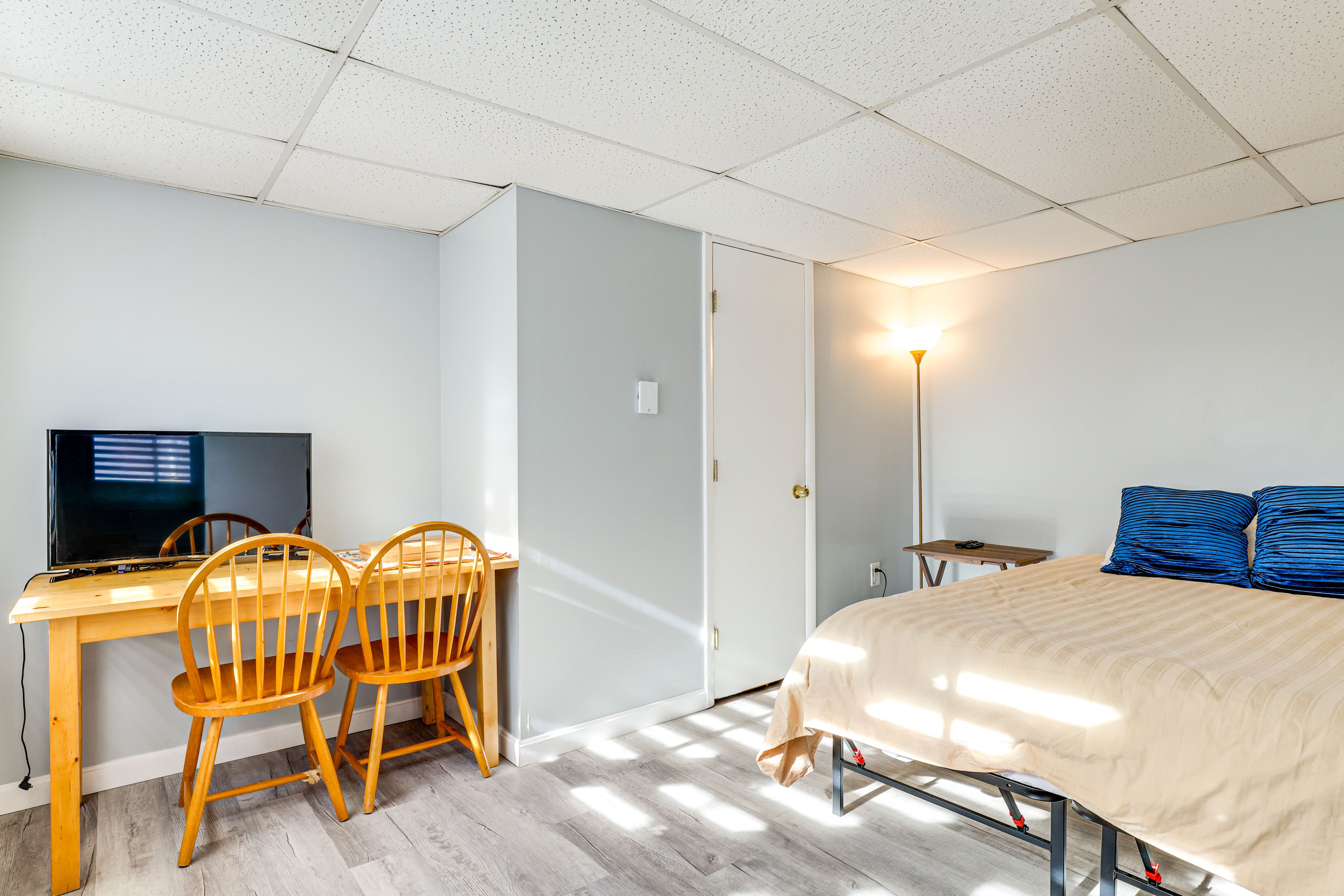 Bedroom 4 | Queen Bed | Smart TV | Desk