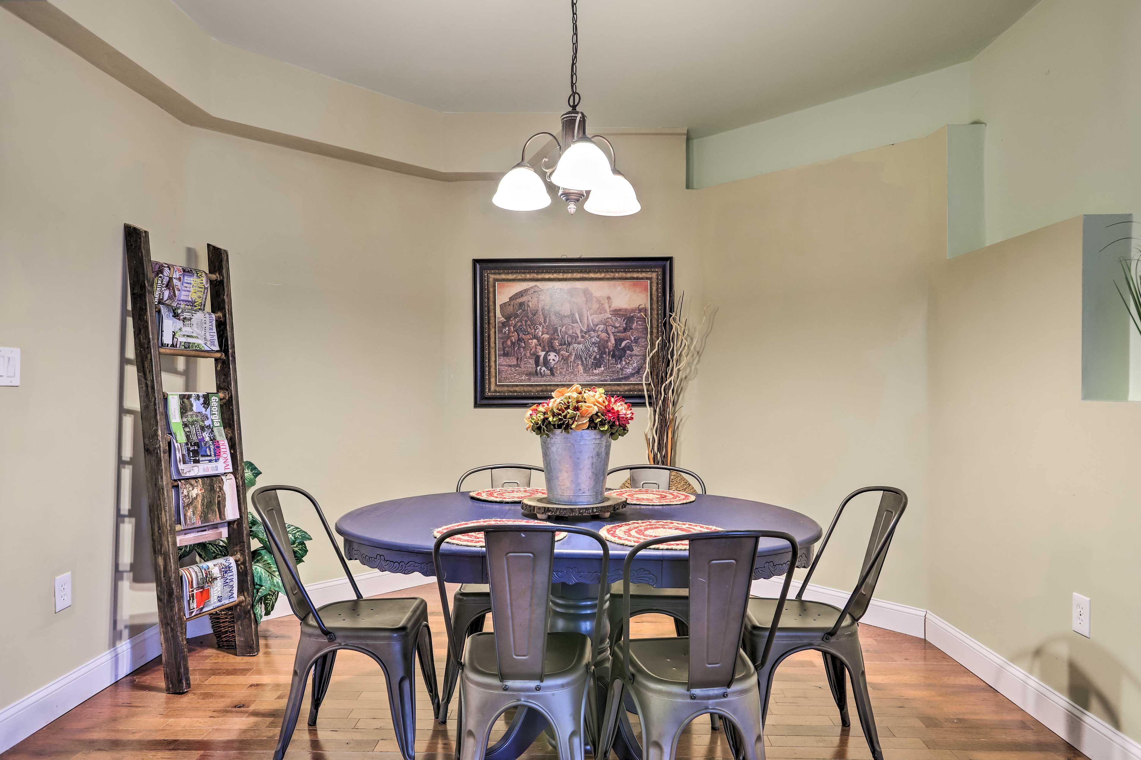 Dining Area | Free WiFi | Keyless Entry