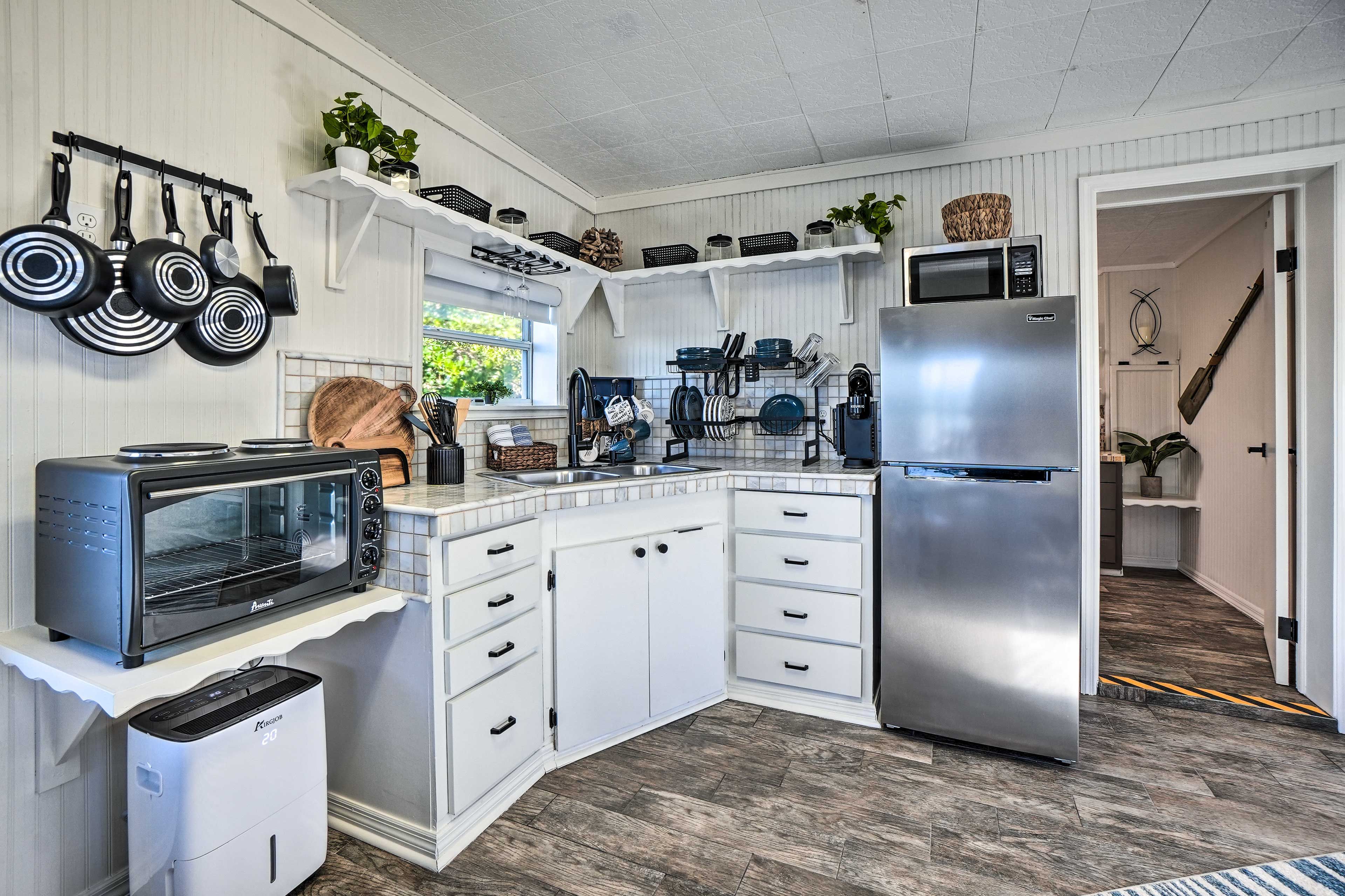 Kitchenette | 2-Burner Stovetop | Keurig Coffee Maker | Toaster Oven