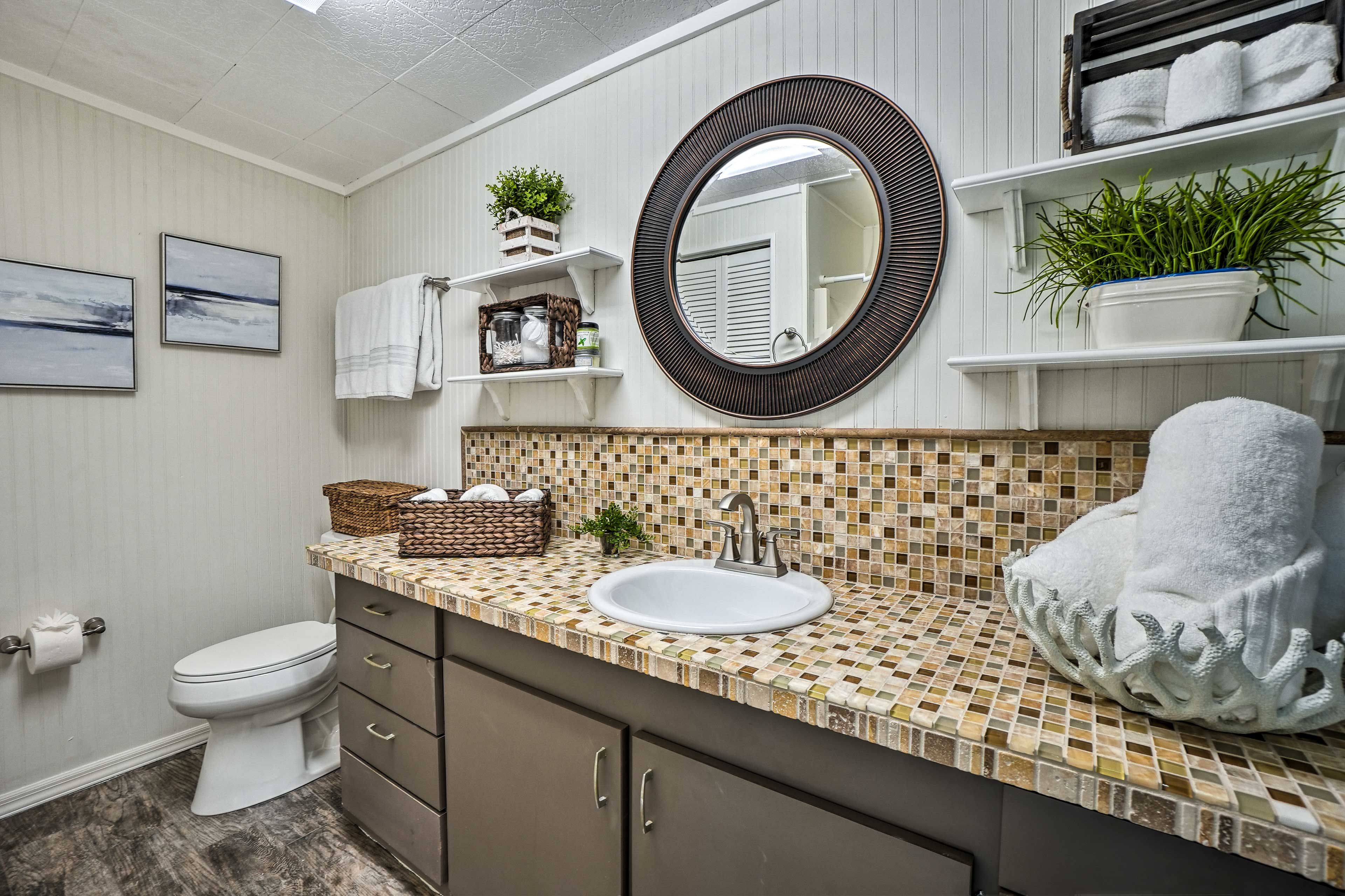 Full Bathroom | Complimentary Toiletries | Washer/Dryer
