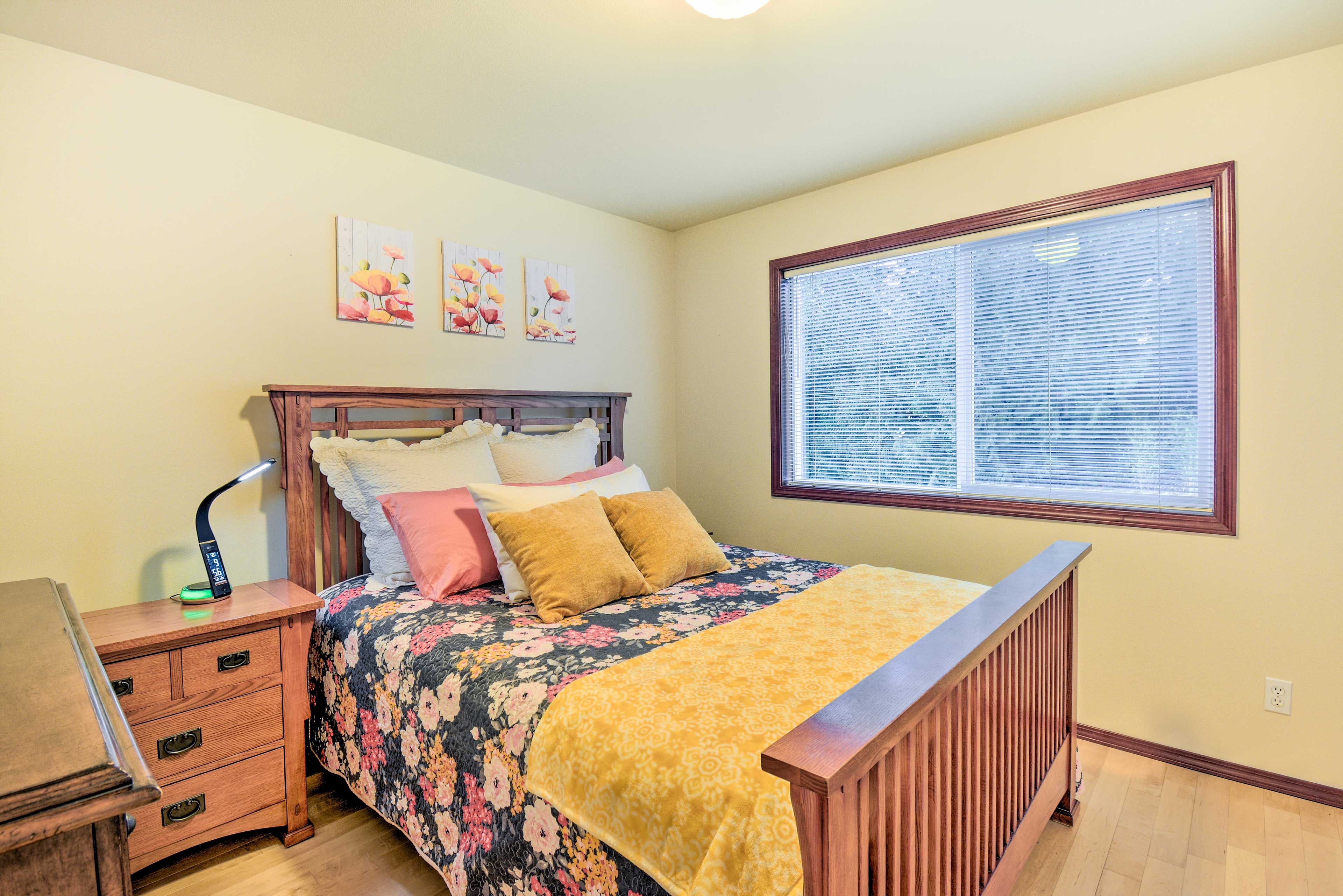 Bedroom 2 | 1st Floor | Queen Bed