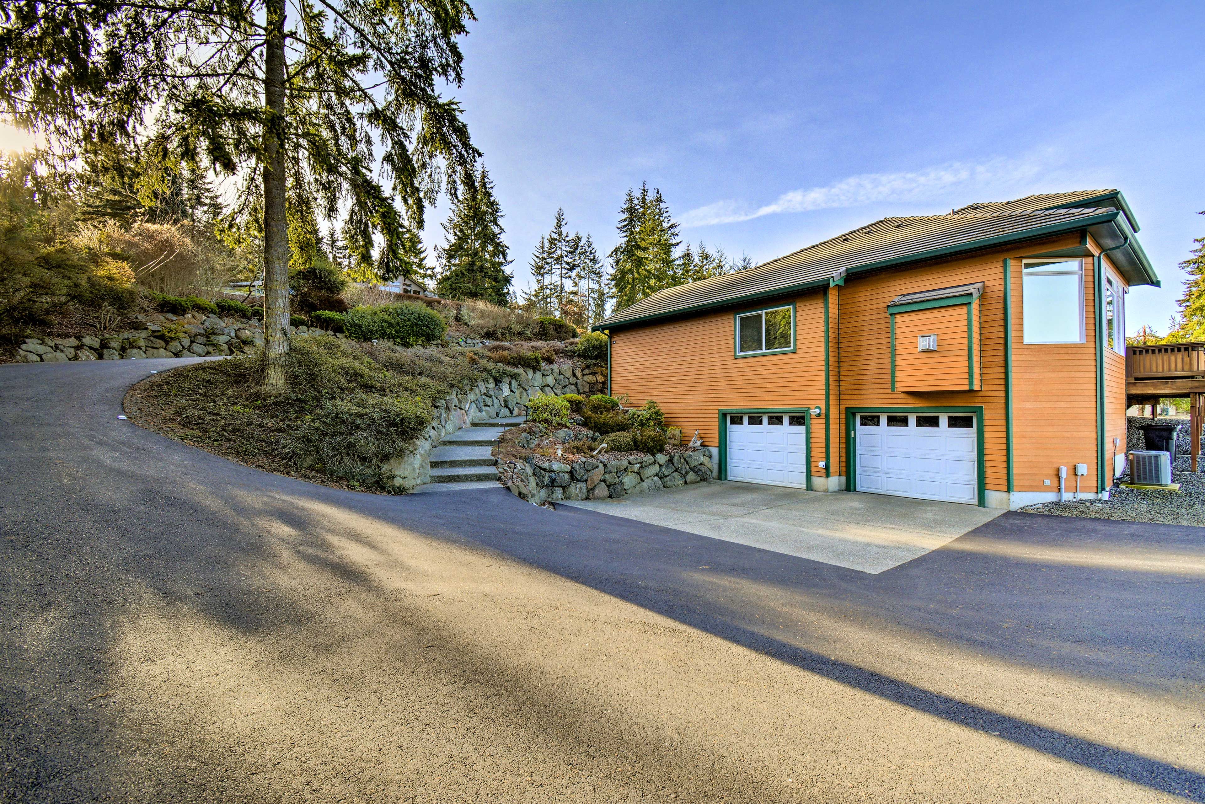 Parking | Driveway (3 Vehicles) | Garage Not Available