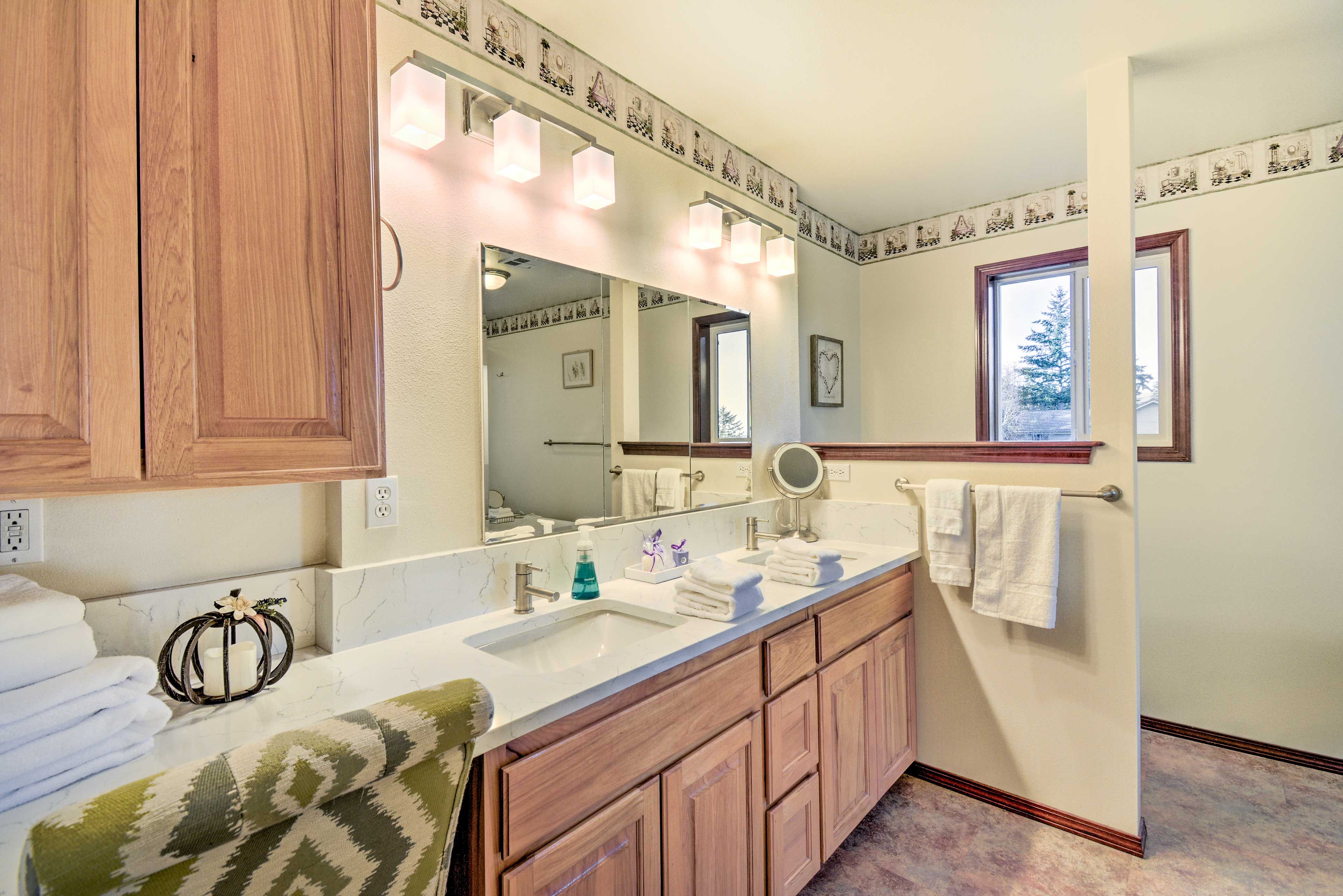 En-Suite Bathroom | 2nd Floor | Towels Provided
