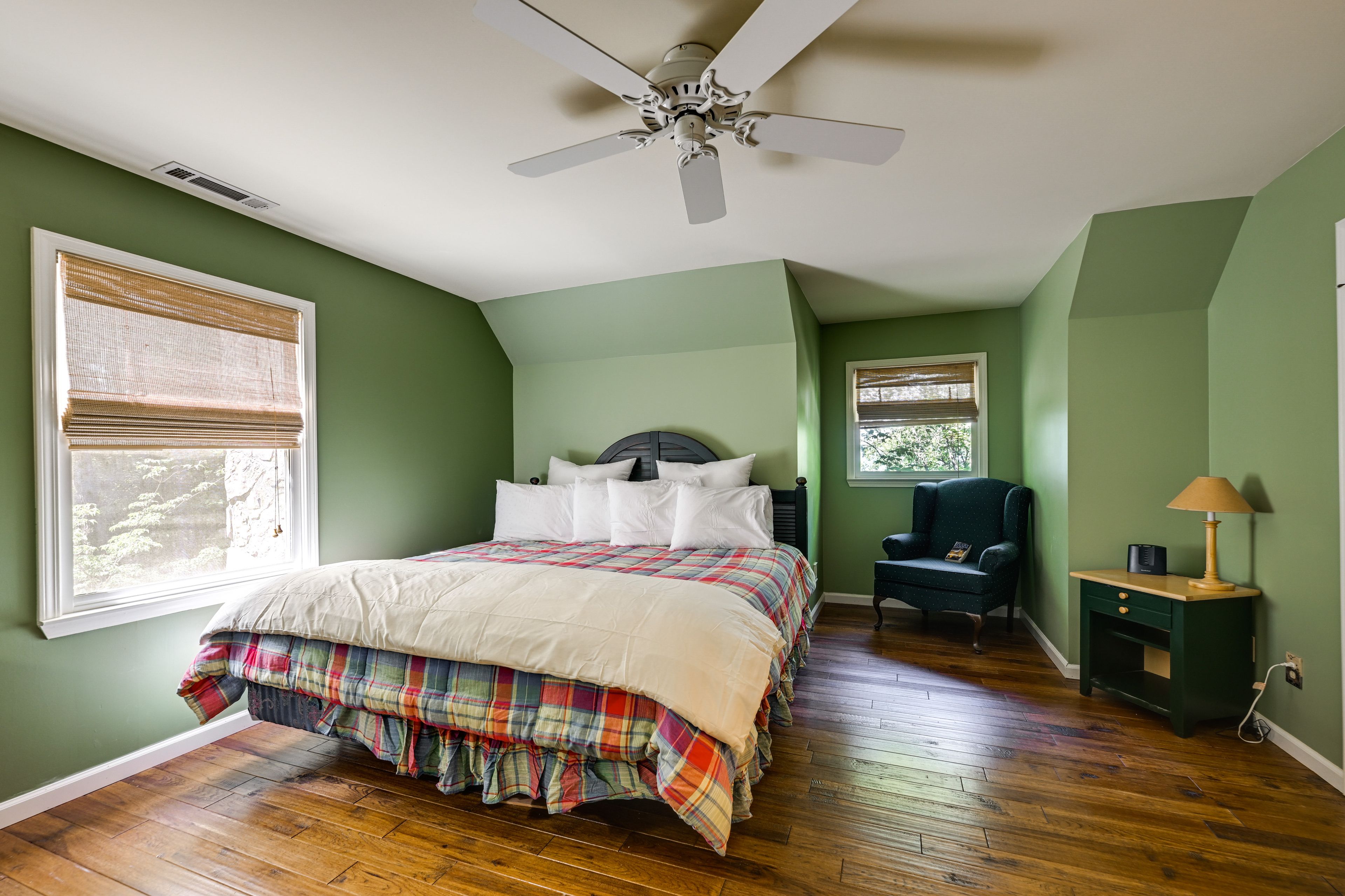 Bedroom 2 | King Bed | Crib | Pack 'n 'Play