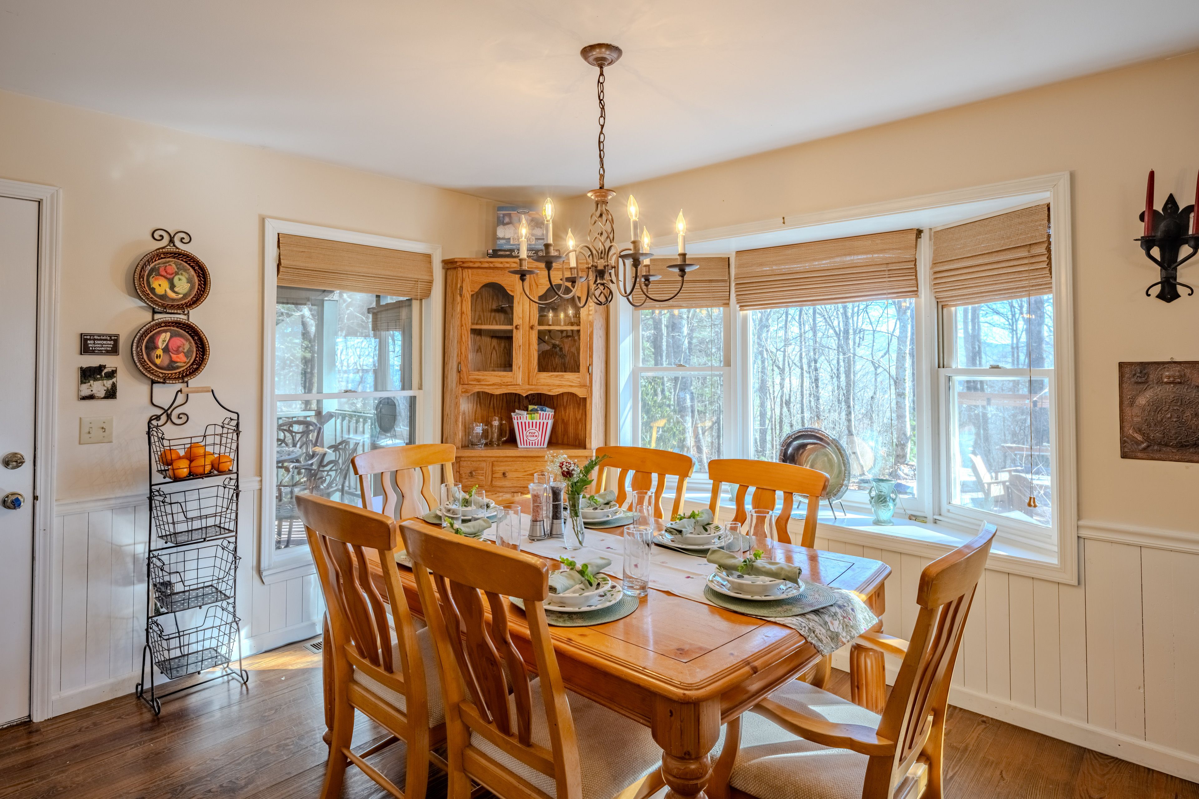Dining Area | Dishware & Flatware Provided