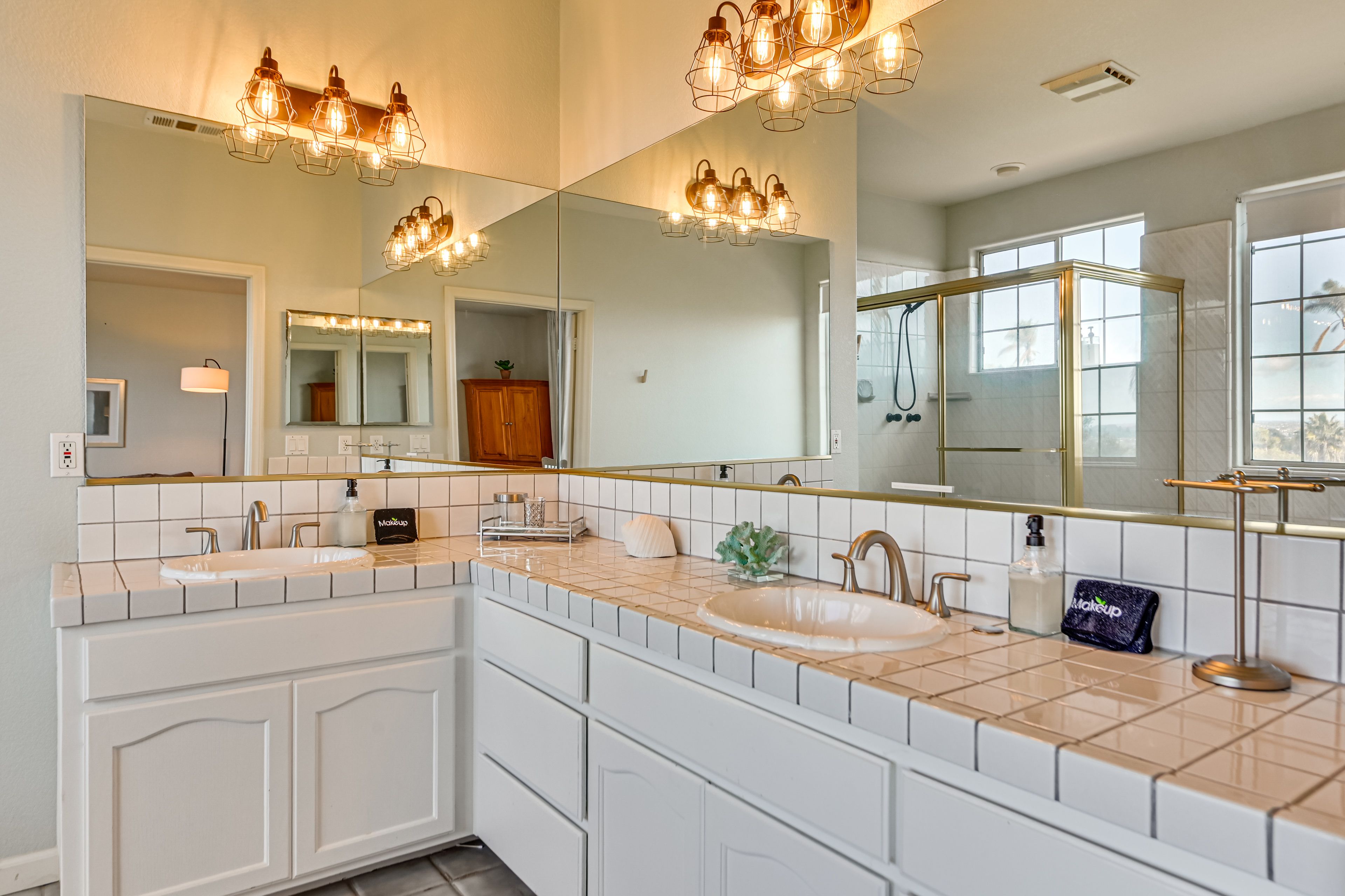 En-Suite Bathroom | Jetted Tub | Shower | 2nd Floor