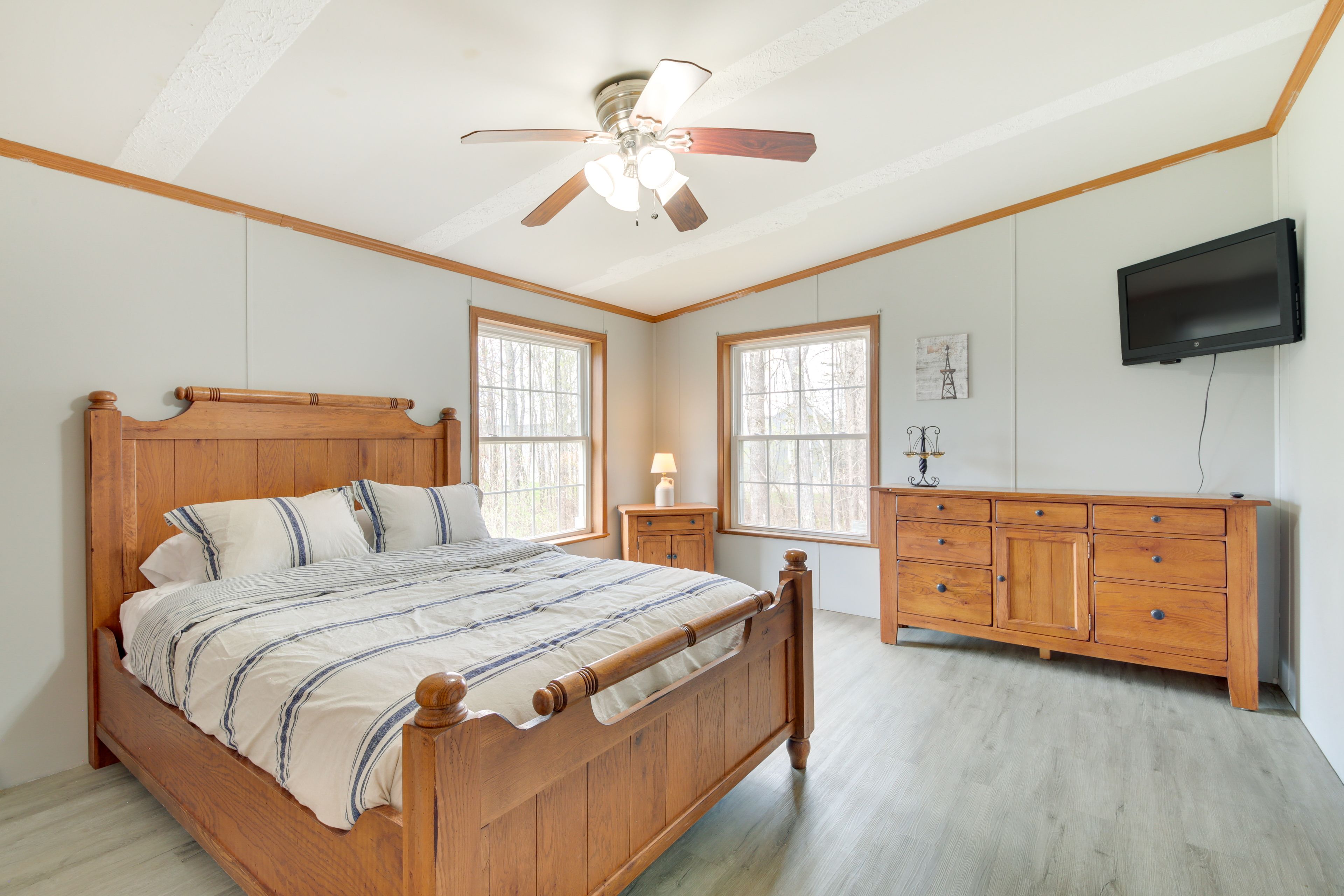 Bedroom 1 | Queen Bed | Pack 'n Play | Smart TV