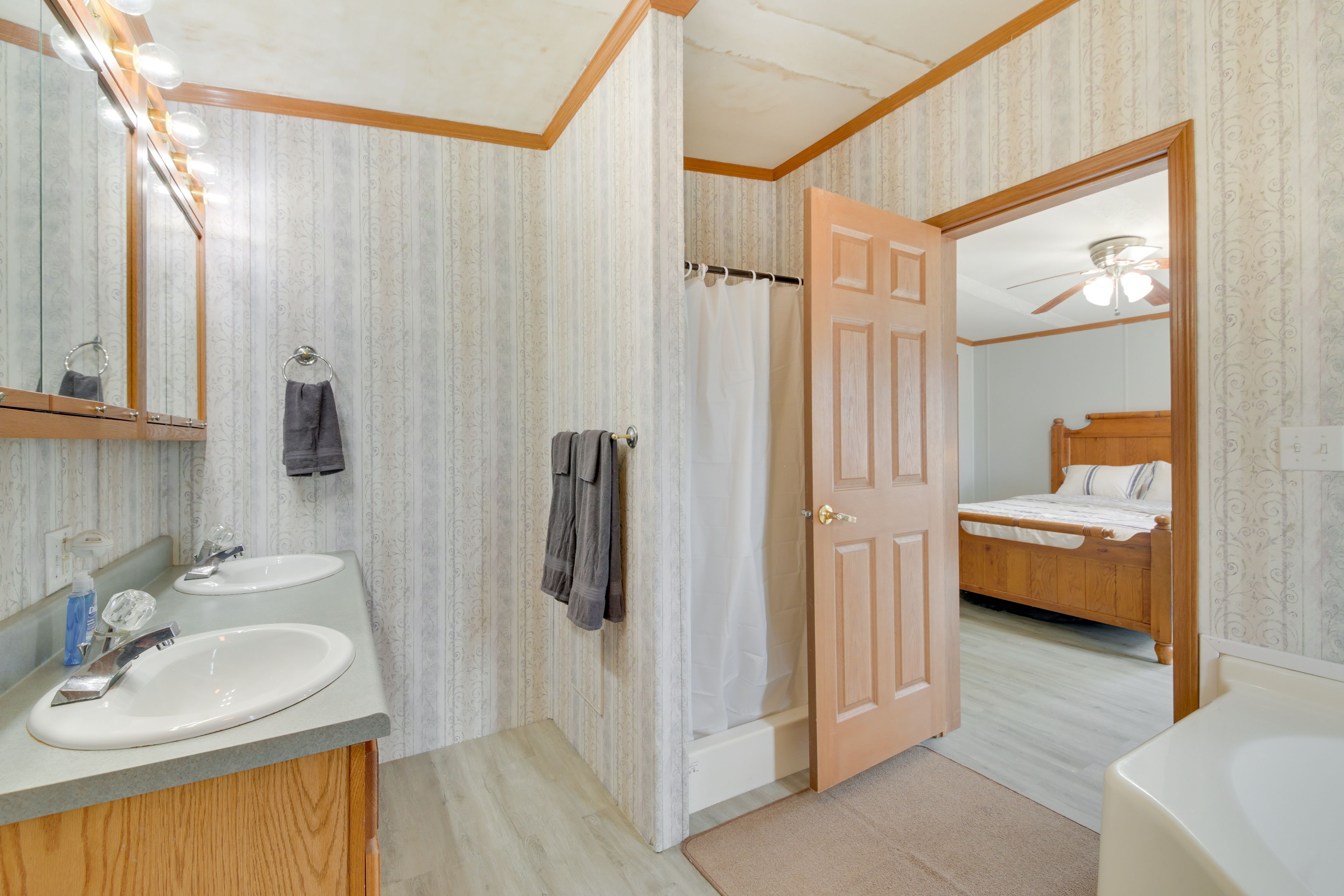 En-Suite Bathroom | Complimentary Toiletries | Hair Dryer