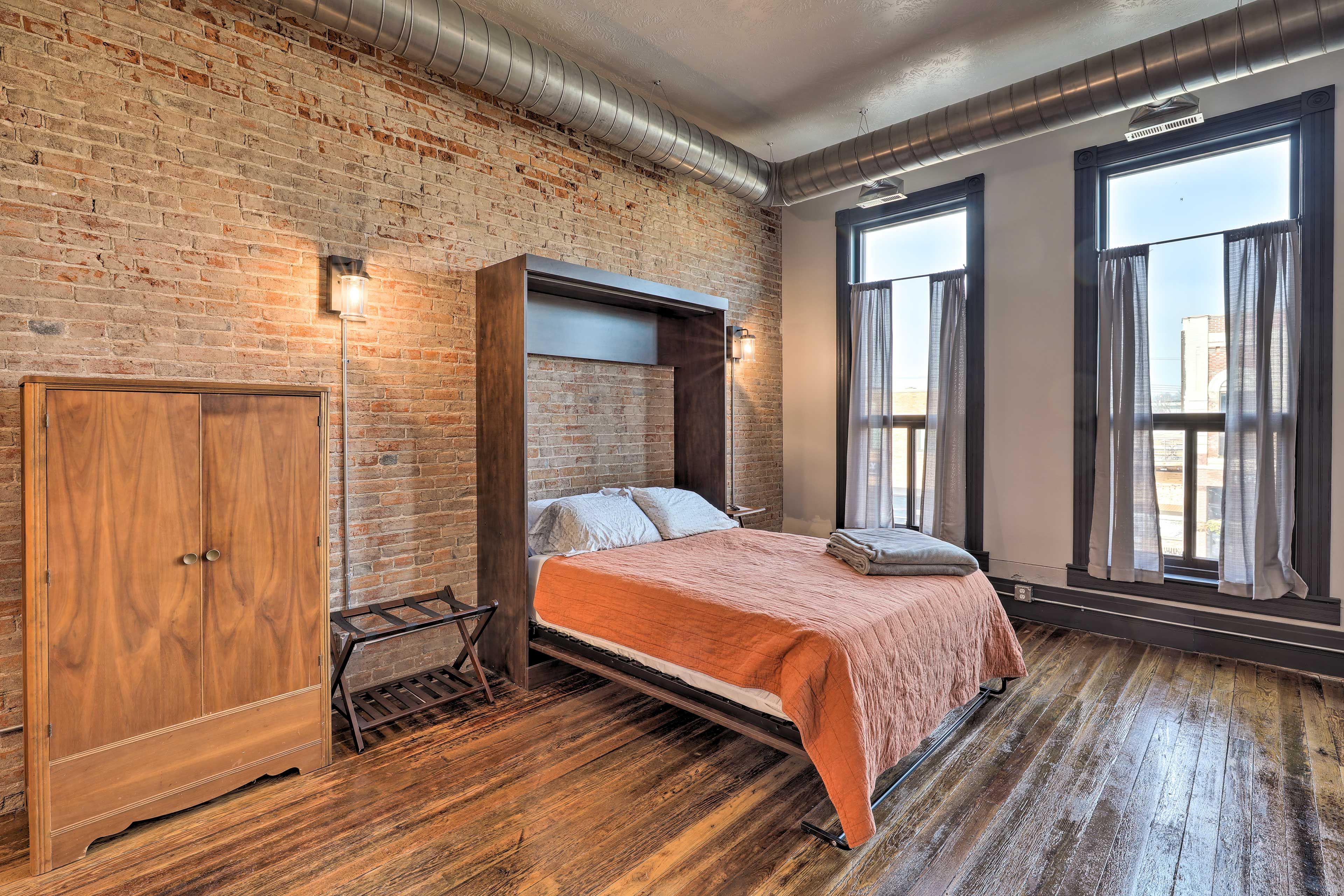 Studio | Queen Murphy Bed