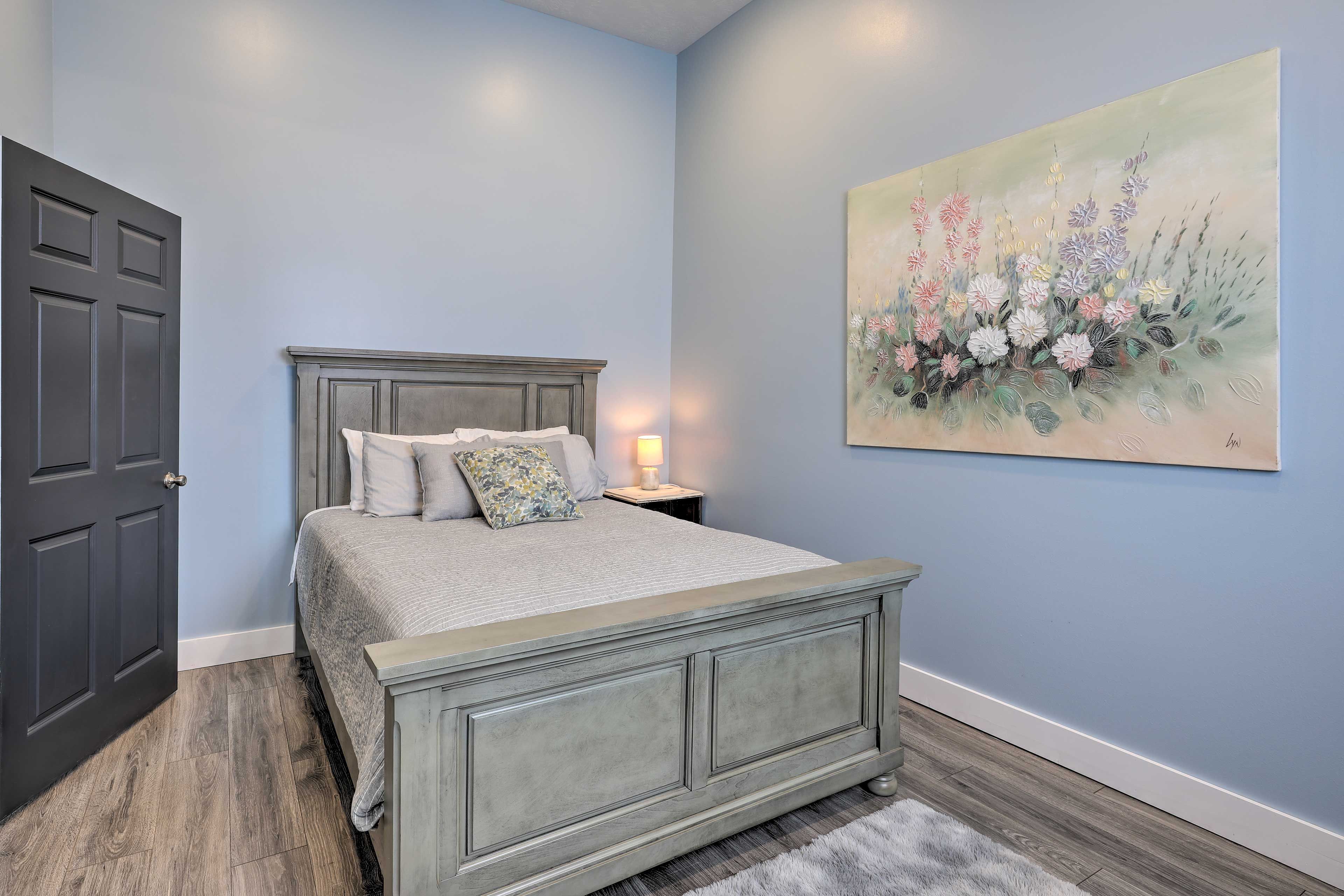 Bedroom 1 | Queen Bed