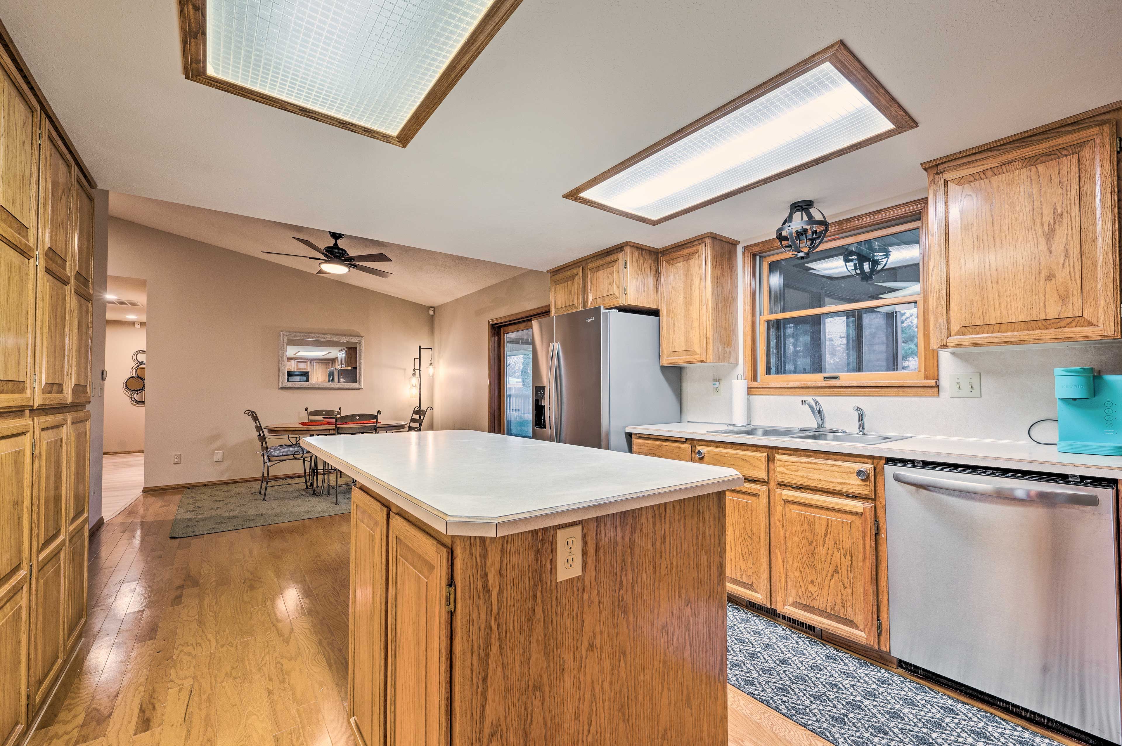 Kitchen | Trash Bags & Paper Towels Provided