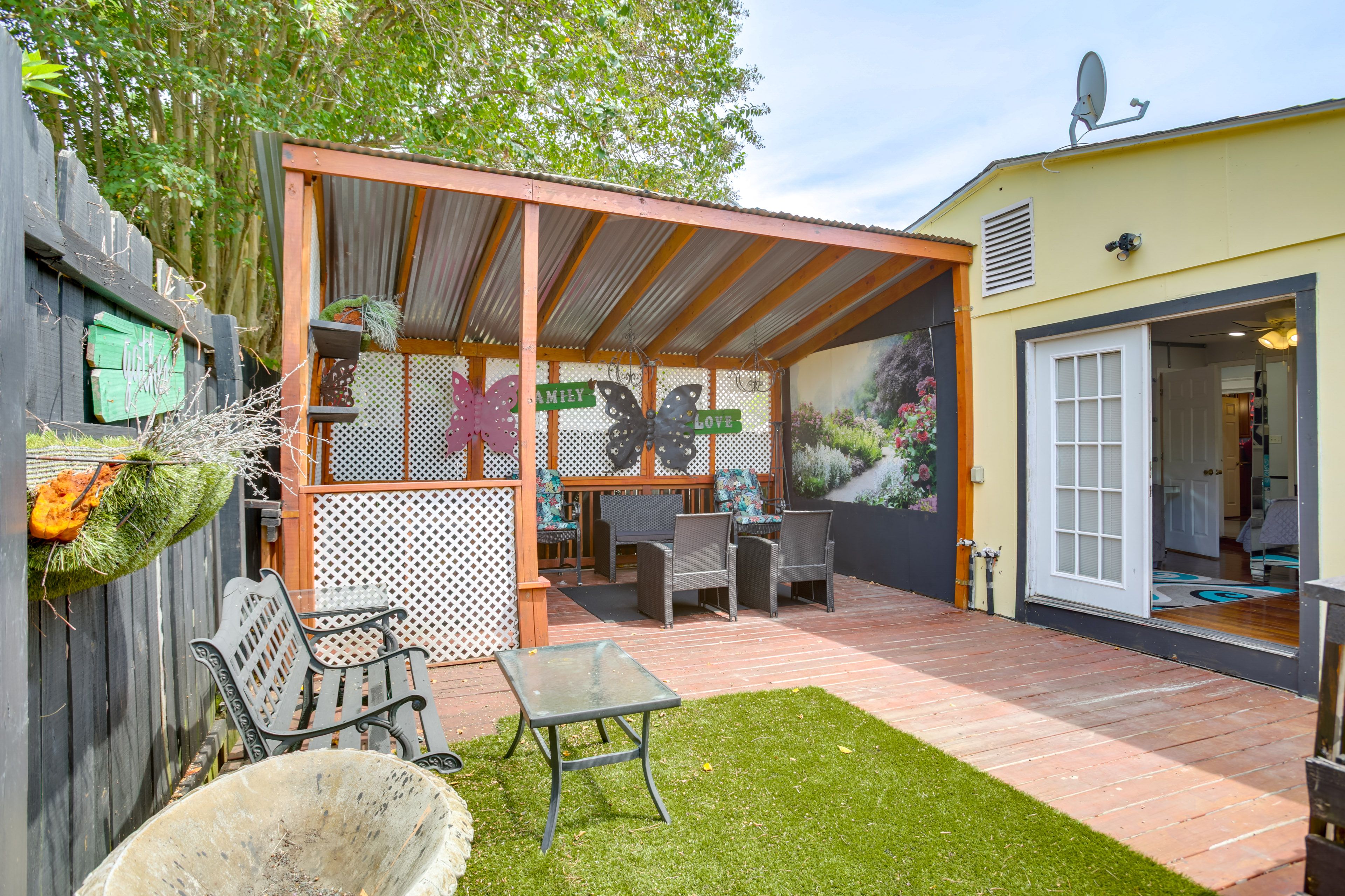 Private Deck & Yard