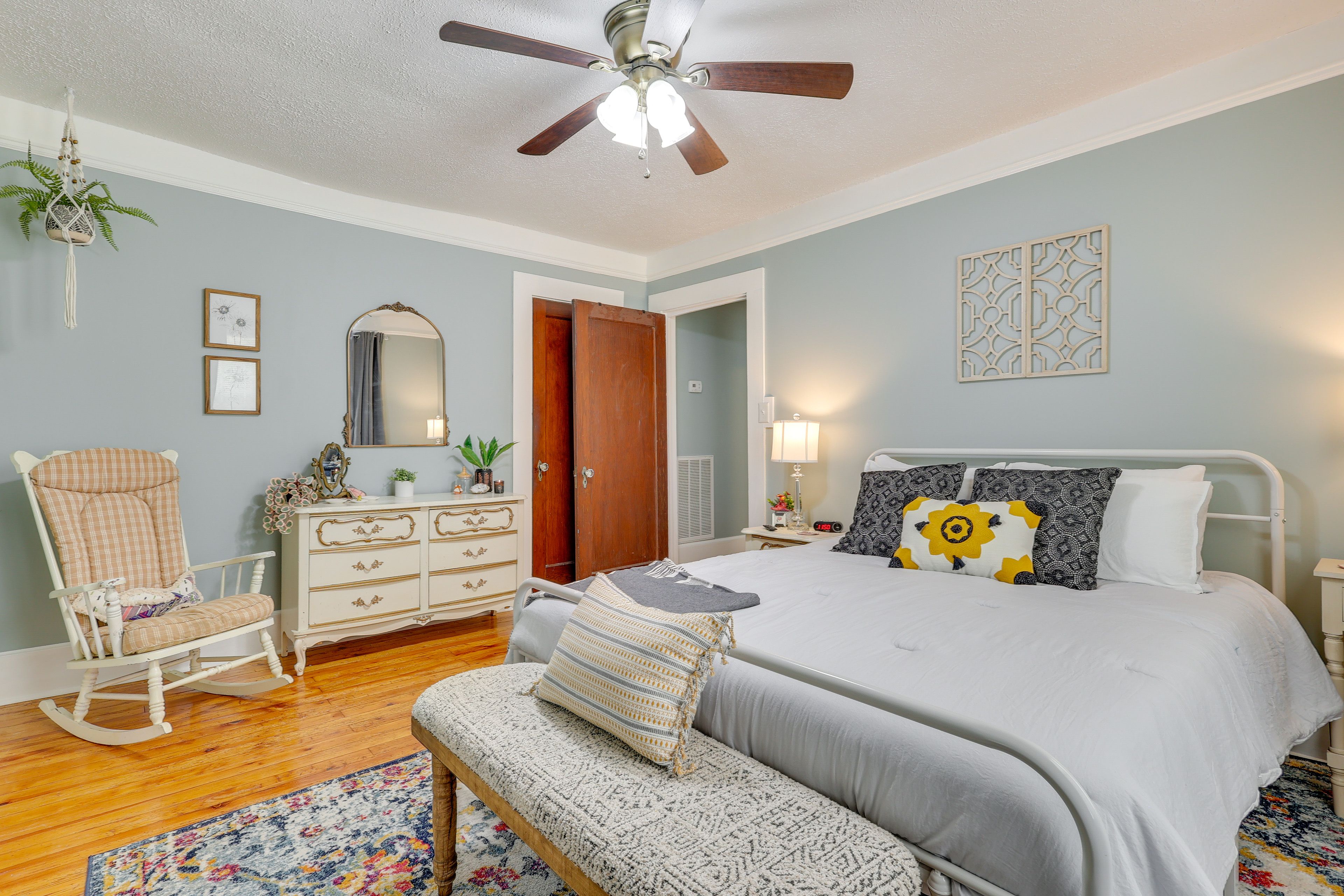 Bedroom 2 | Queen Bed | Smart TV