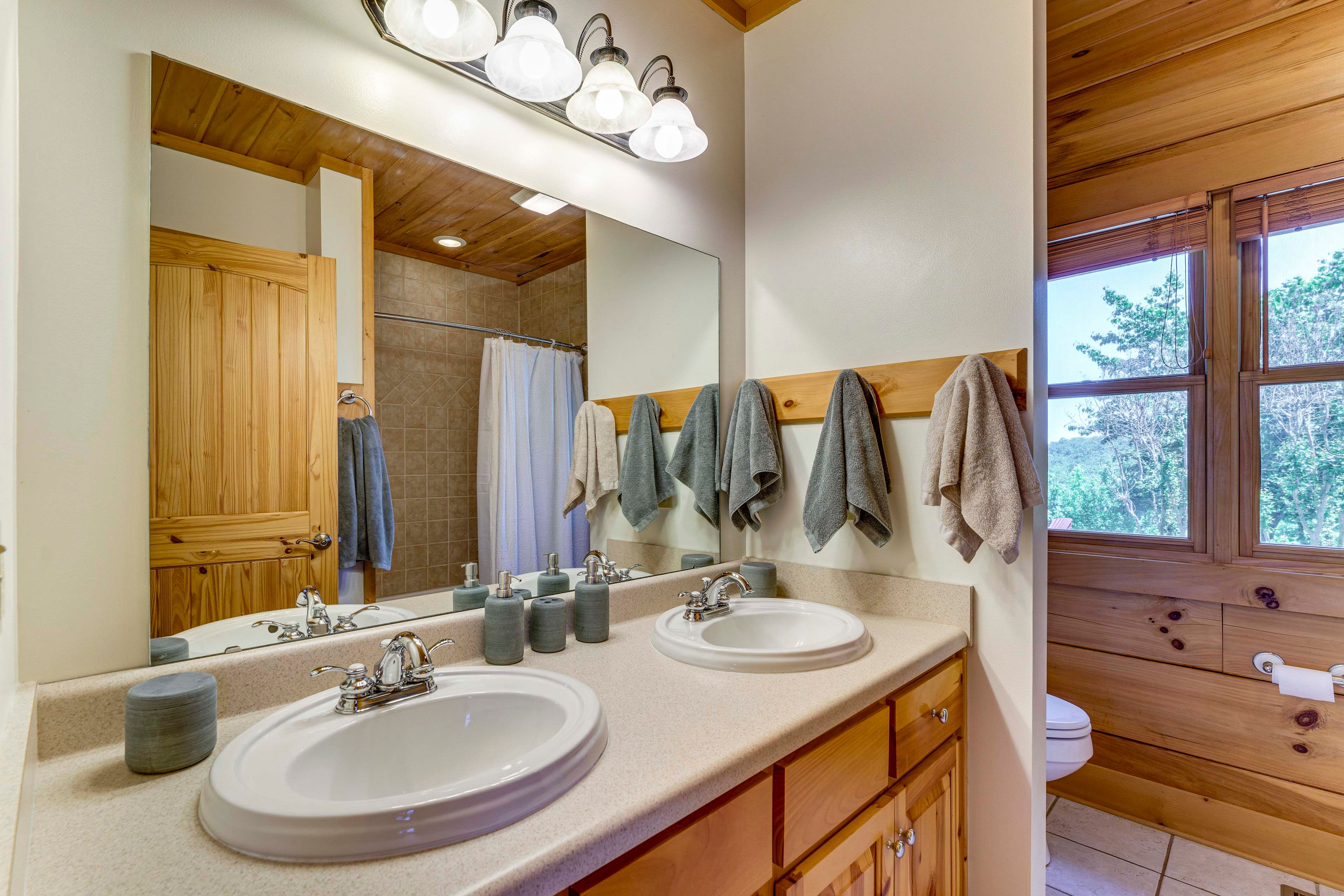 Full Bathroom | 2nd Floor | Towels Provided