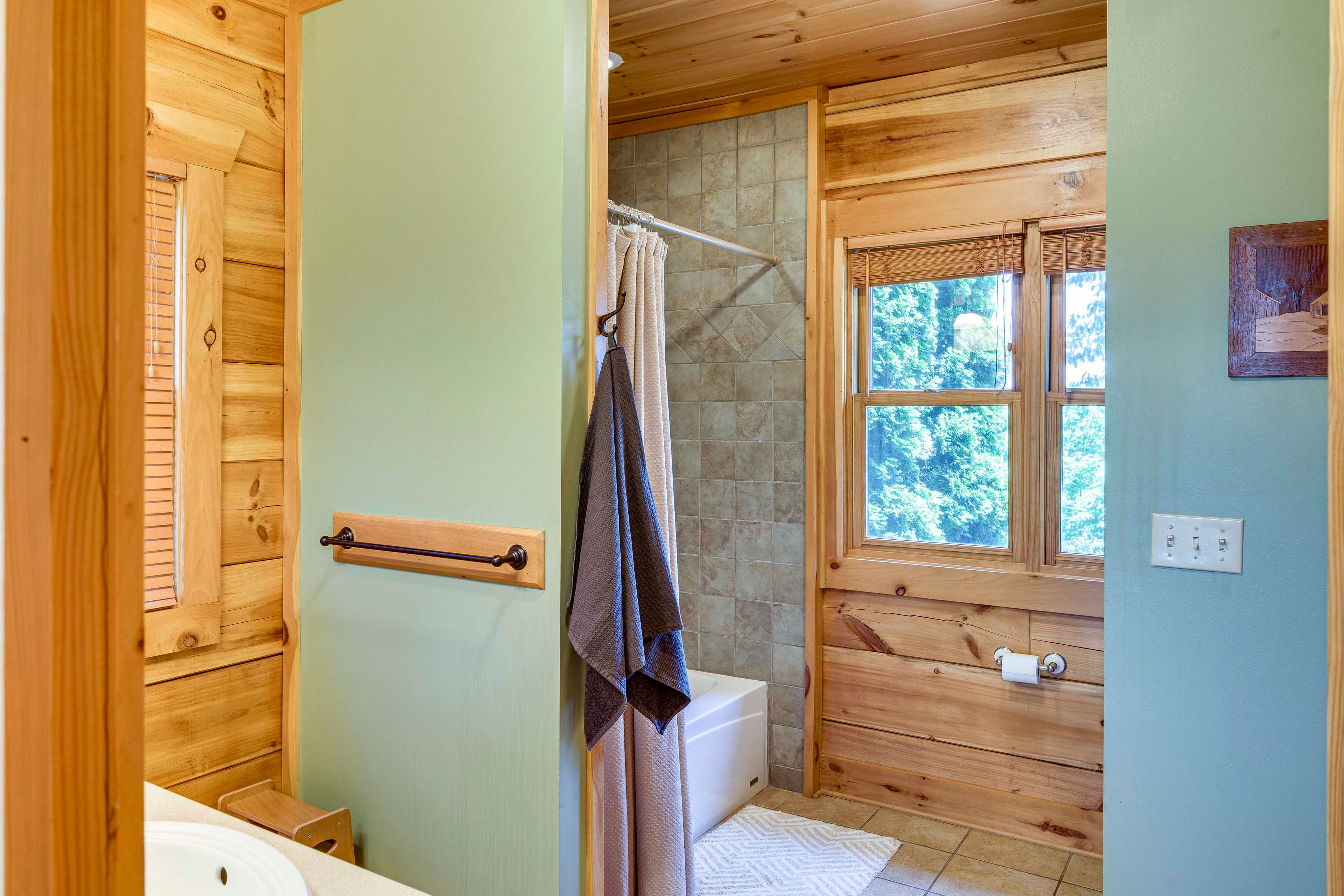 Full Bathroom | 2nd Floor | Complimentary Toiletries