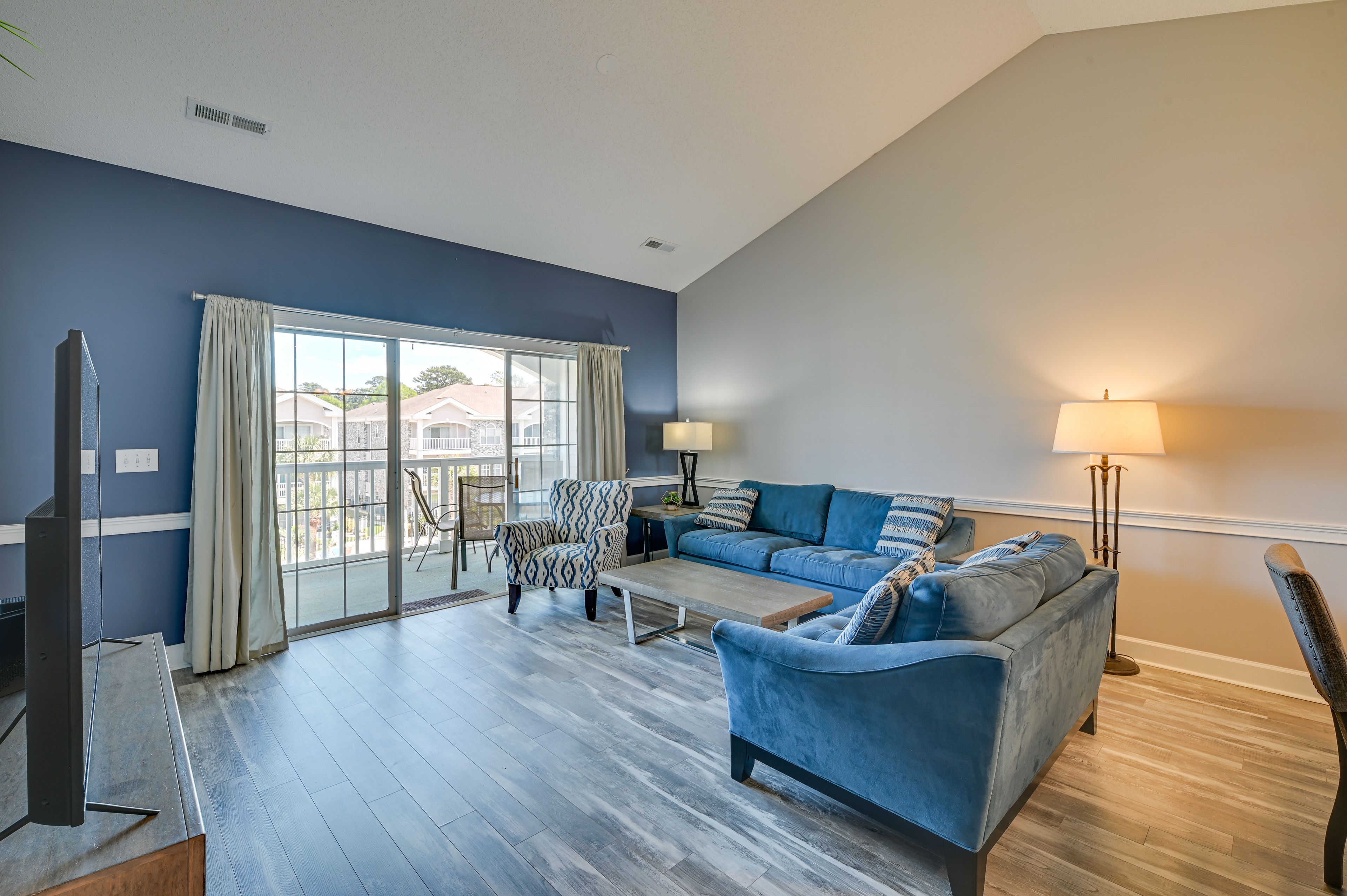 Living Room | Free WiFi | Keyless Entry | 2 Mi to Public Beach Access