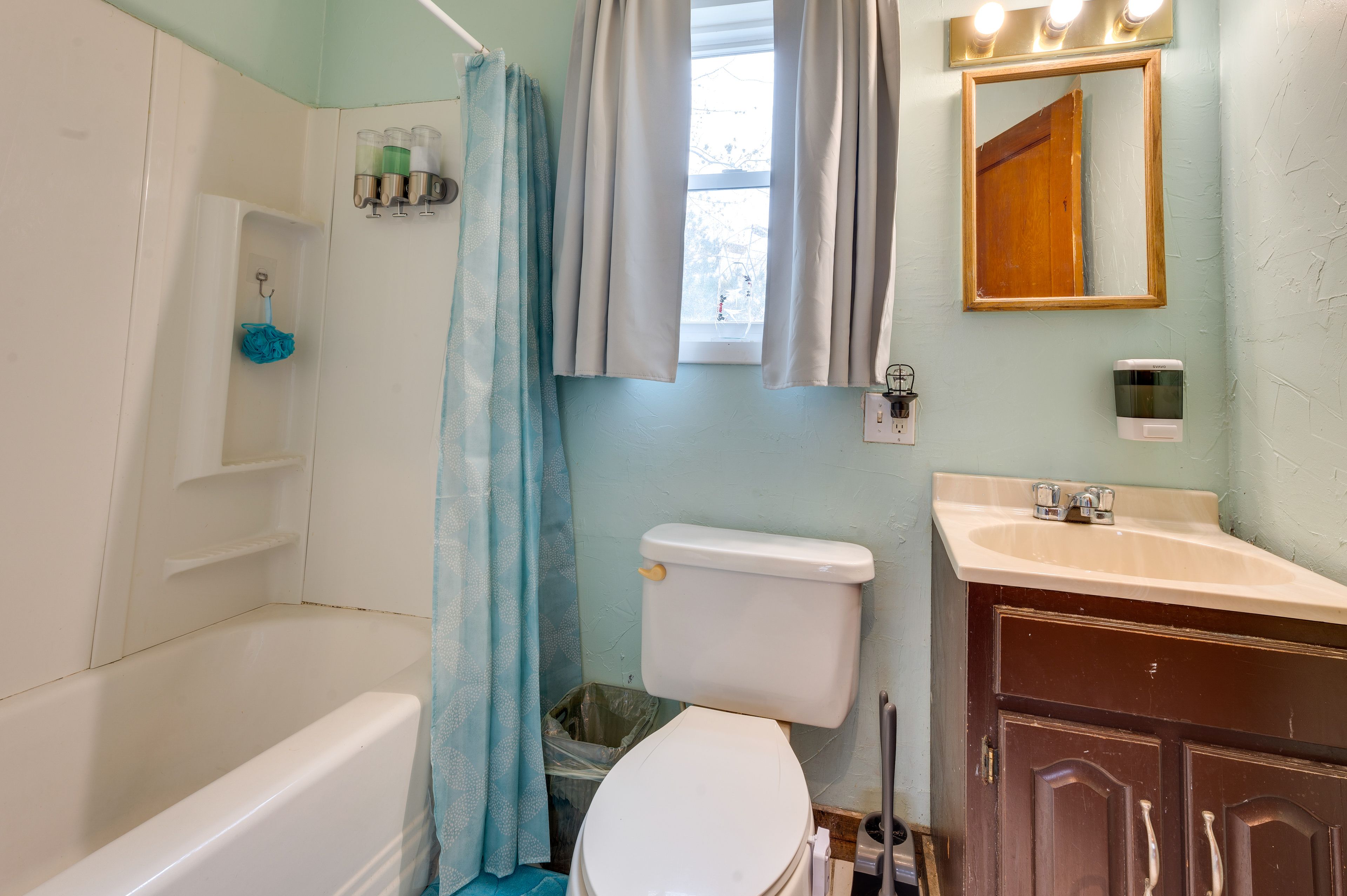 Full Bathroom | Towels Provided