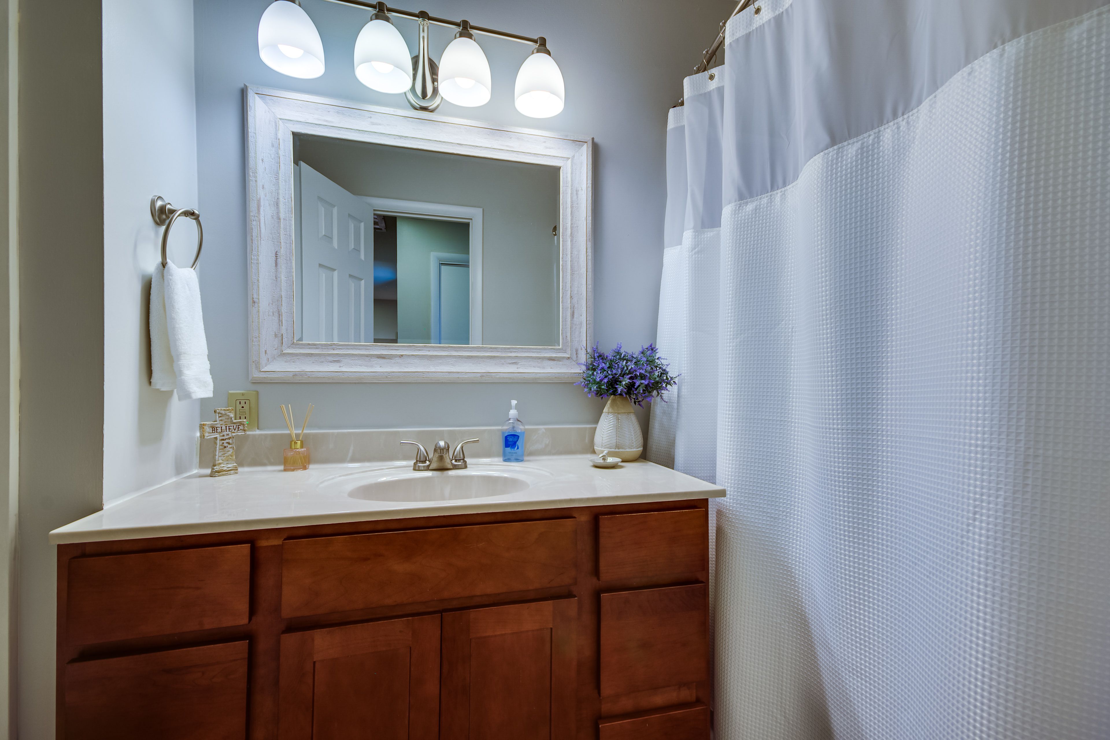 Full Bathroom | Shower/Tub Combo | Complimentary Toiletries