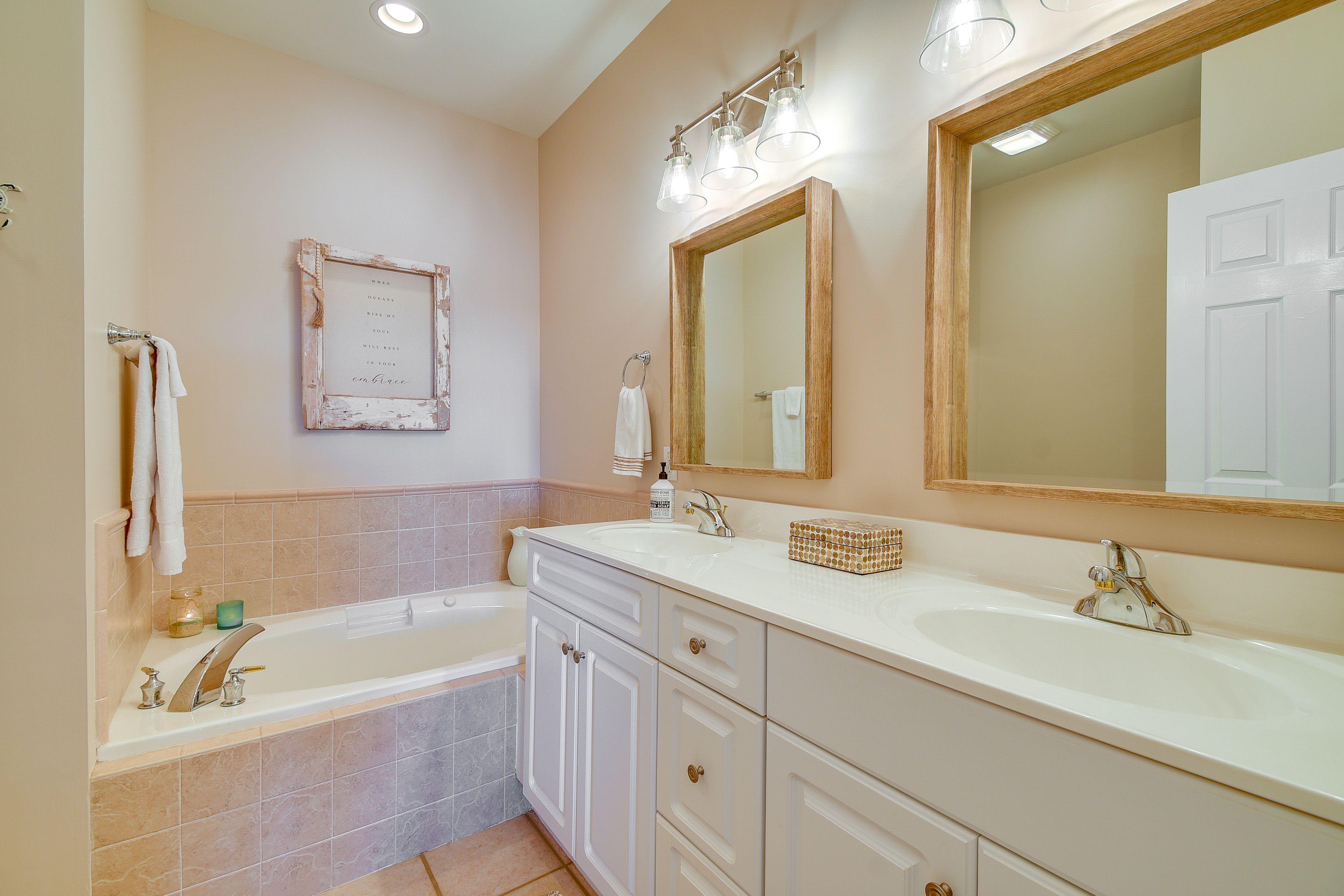 En-Suite Bathroom | Towels Provided | Jetted Tub