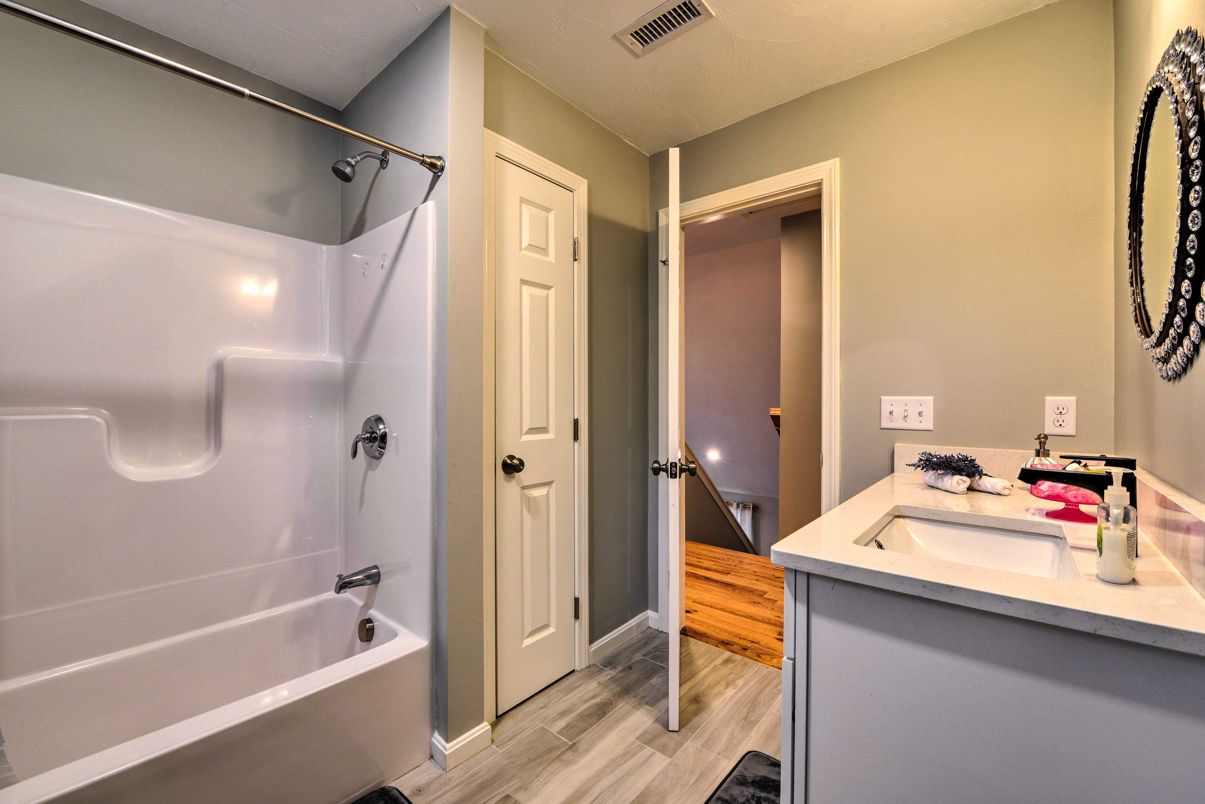 Full Bathroom | Complimentary Toiletries