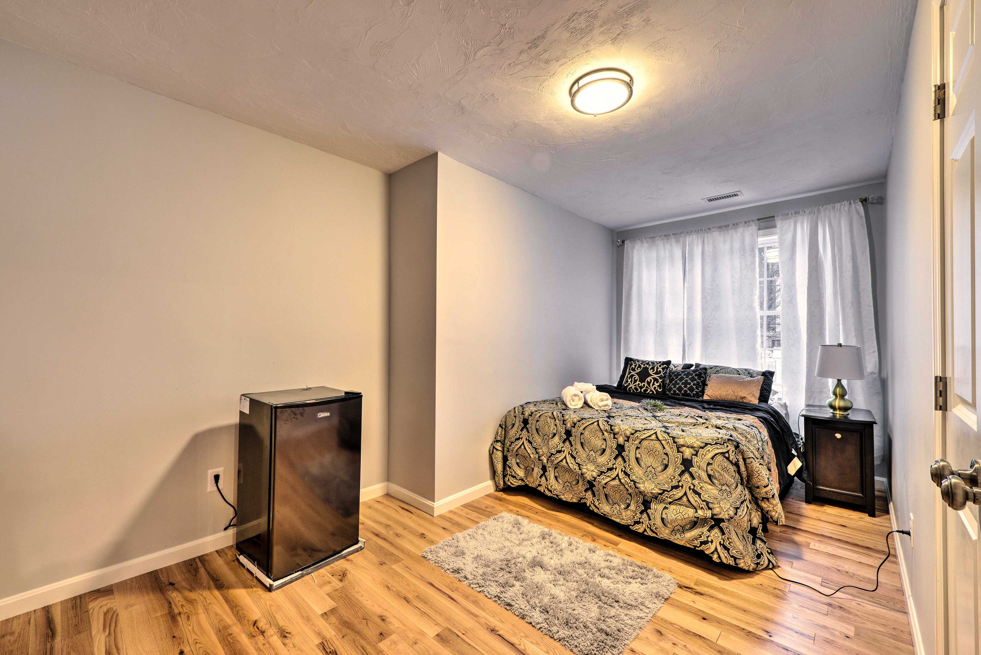Bedroom 3 | Queen Bed | Smart TV | Mini Fridge