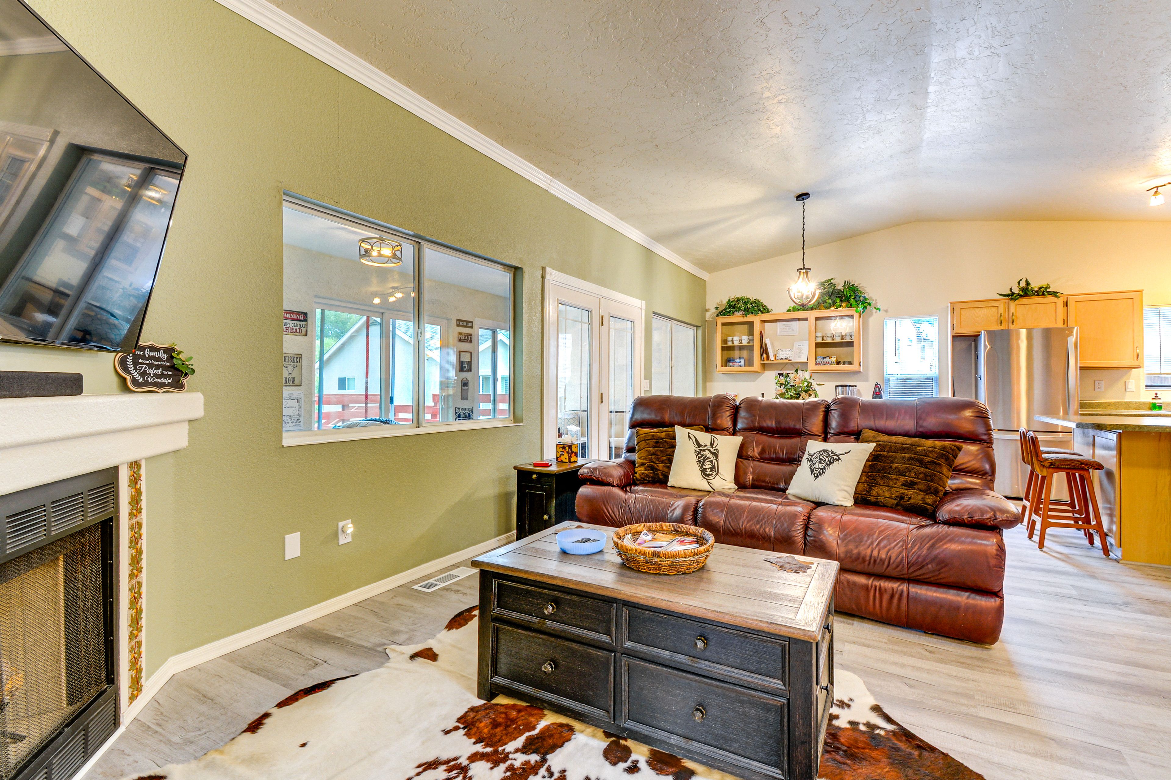Living Room | Smart TV w/ Cable | Gas Fireplace | Central A/C & Heat