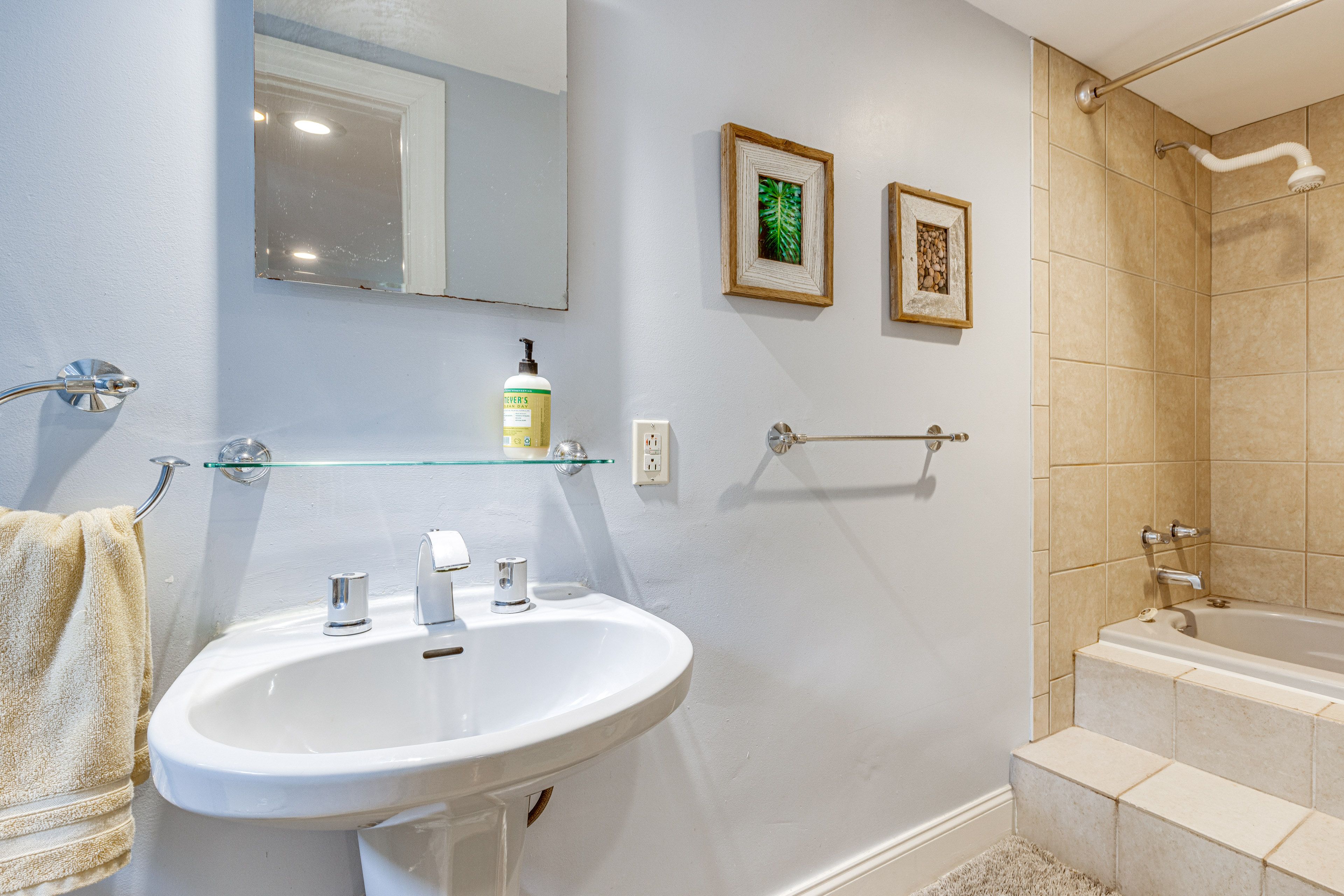 Full Bathroom | Towels Provided | Complimentary Toiletries