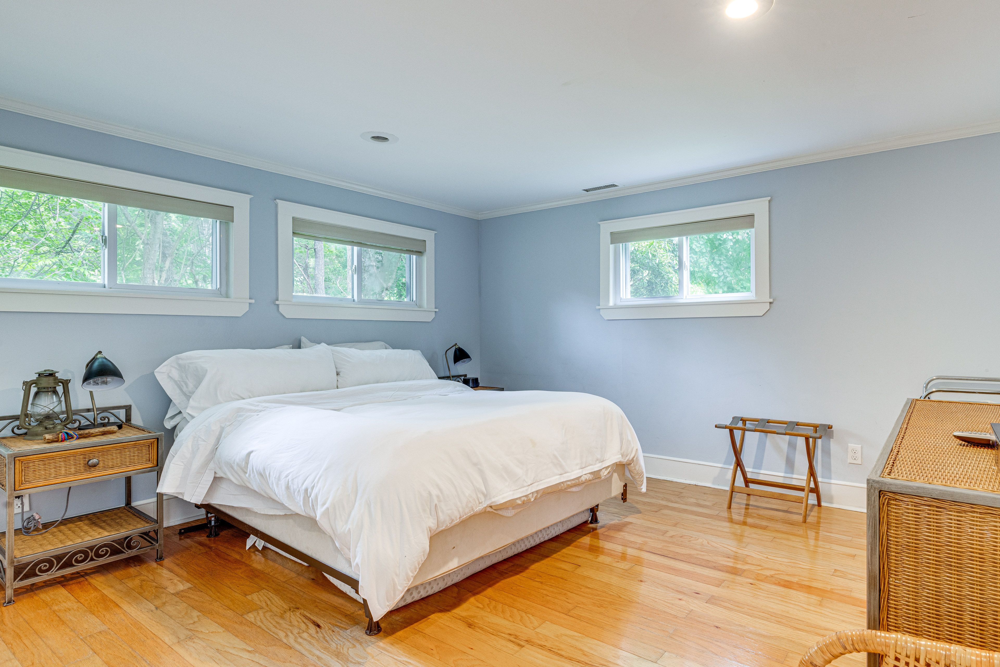 Bedroom 1 | Queen Bed | Linens Provided | Smart TV w/ Cable