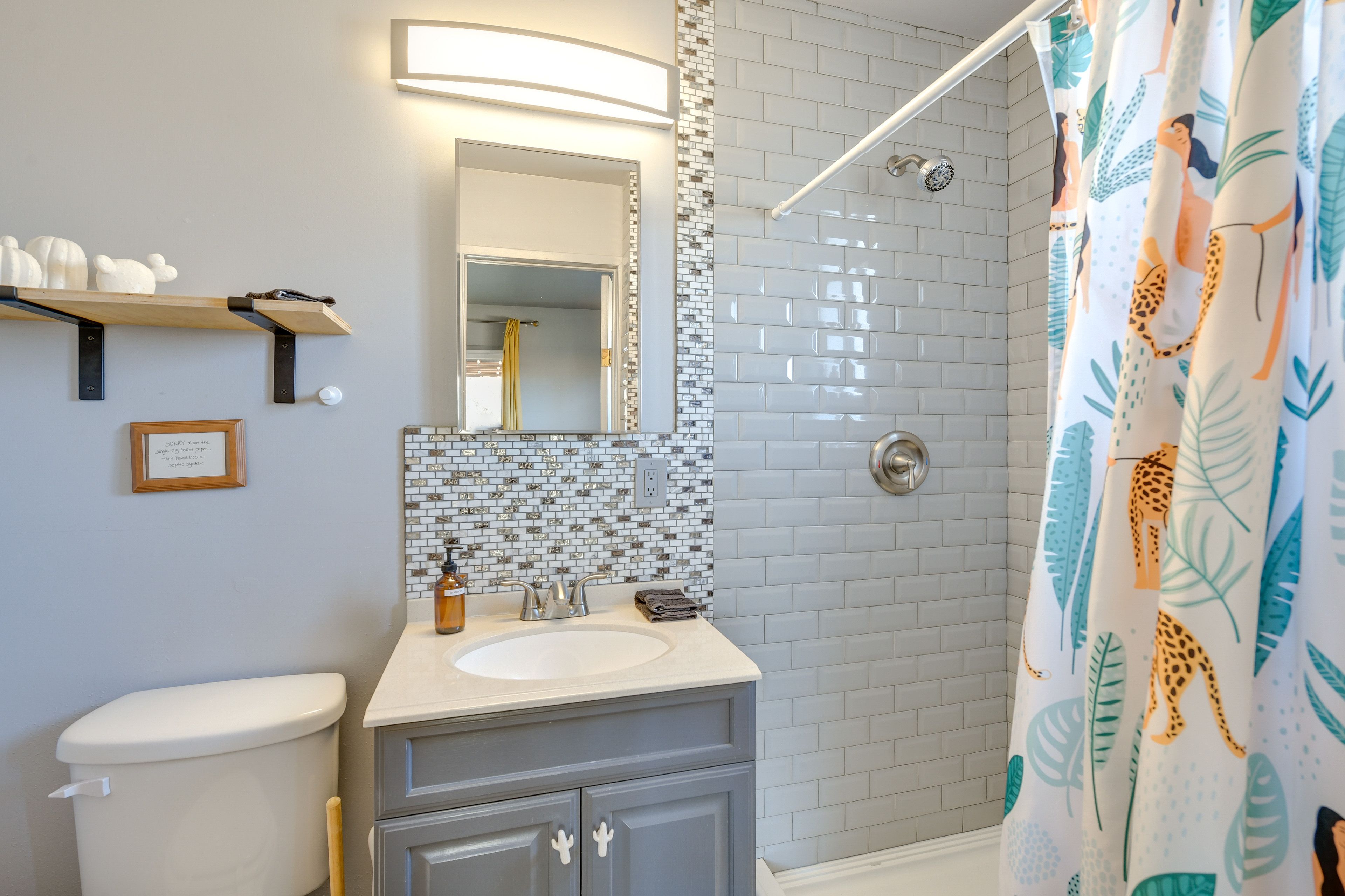 Full Bathroom | Towels Provided