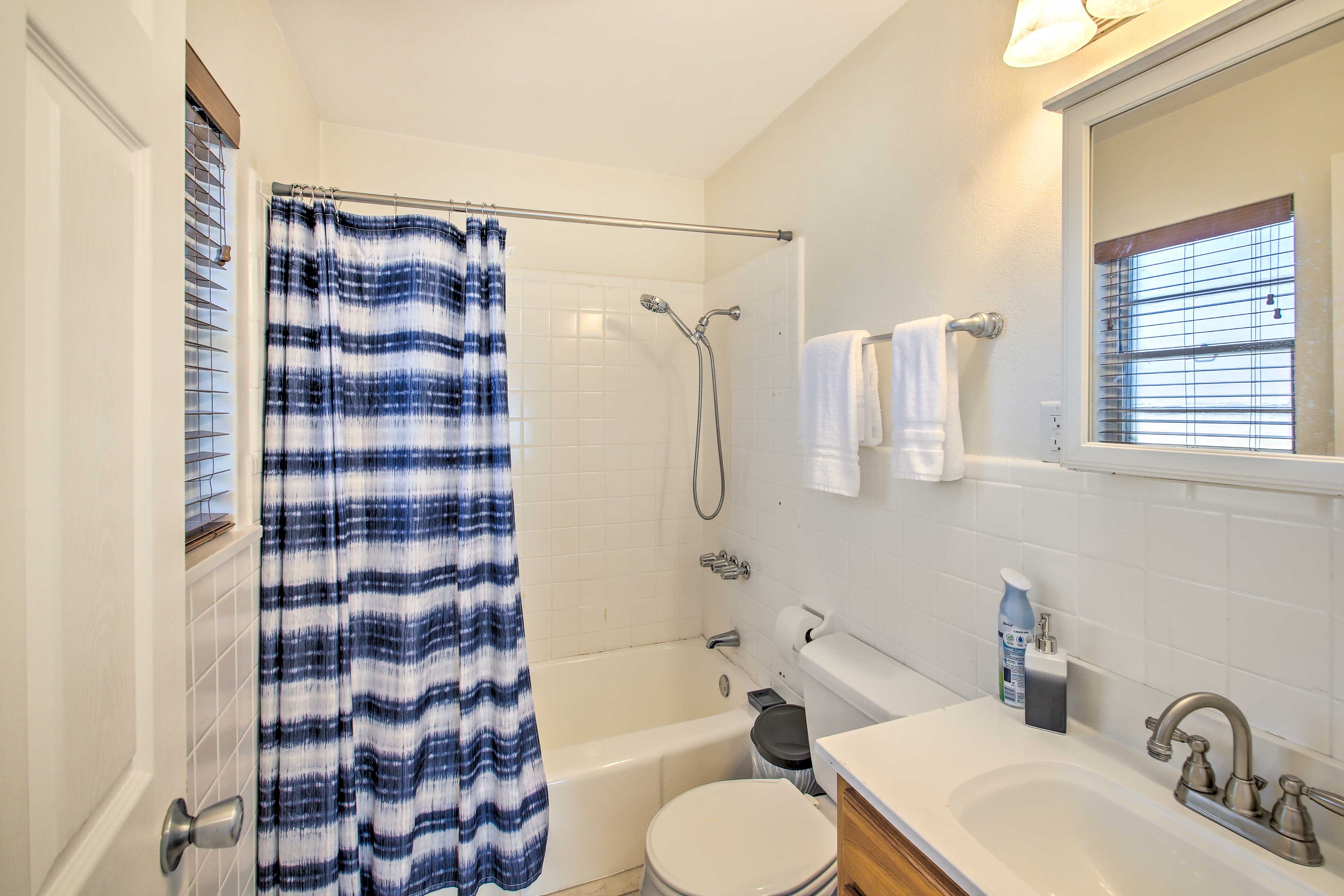 Full Bathroom | Complimentary Toiletries | Main Level