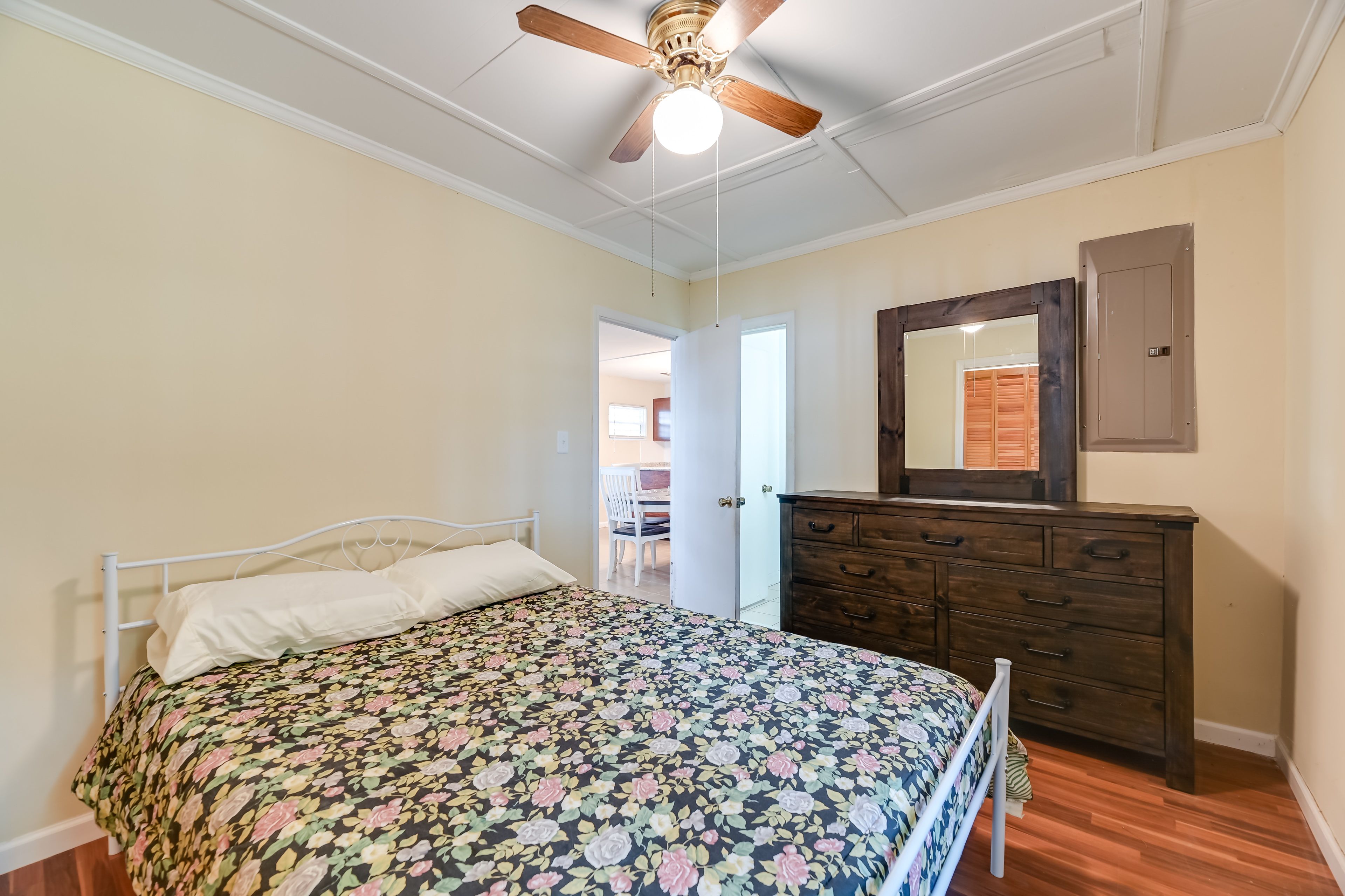 Bedroom 1 | Queen Bed | En-Suite Bathroom