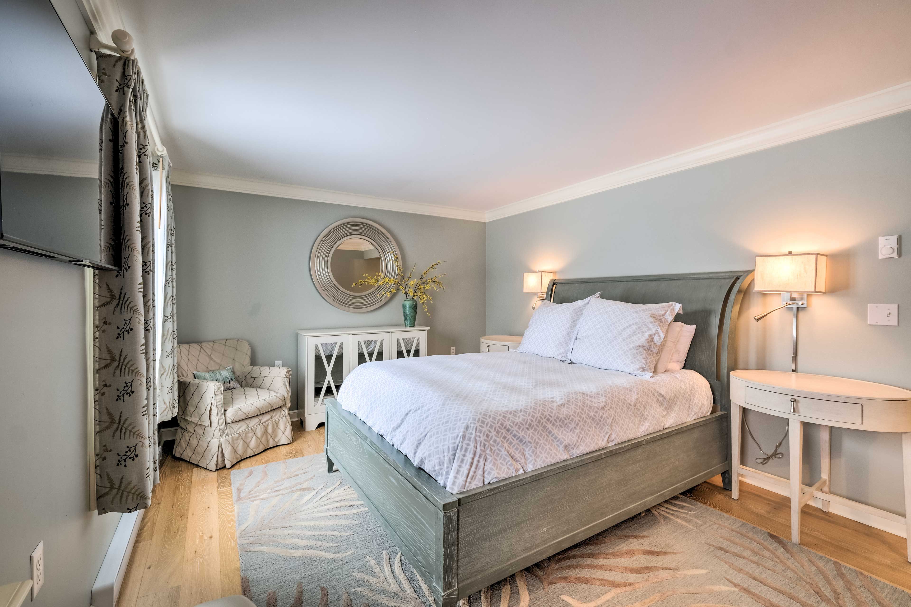 Bedroom 1 | Queen Bed | Smart TV | Laptop-Friendly Workspace