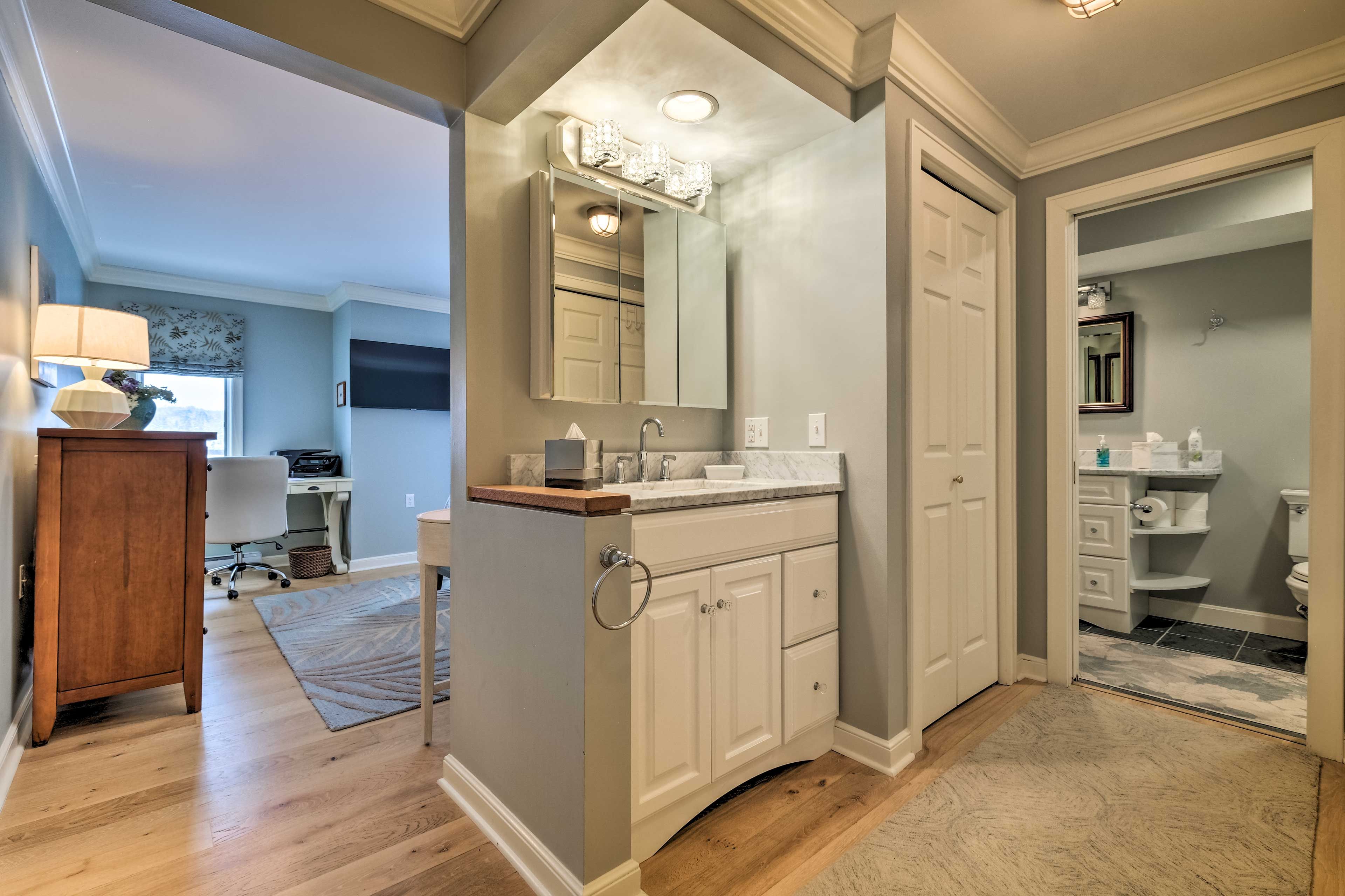 En-Suite Bathroom | Towels Provided | Walk-In Shower
