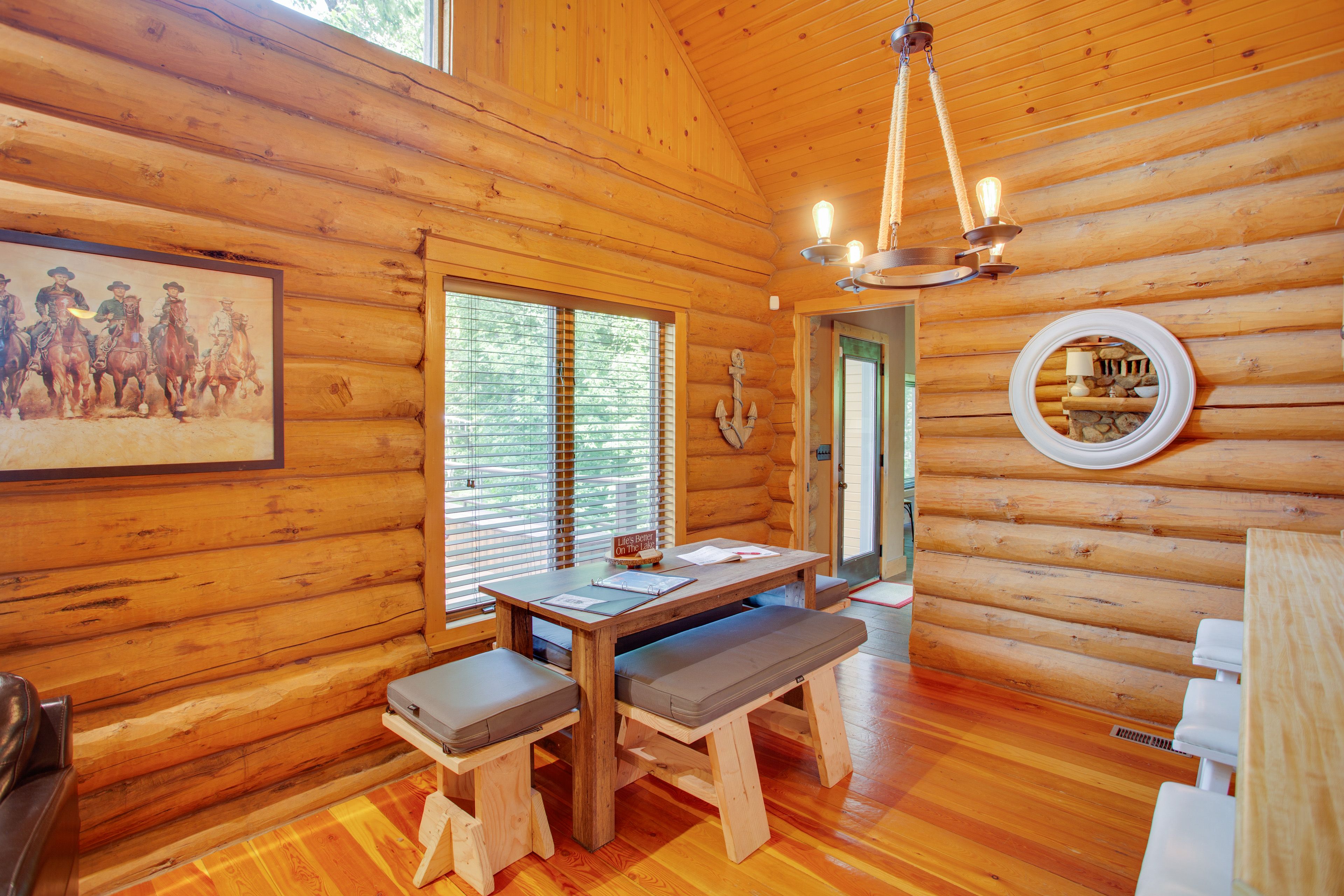 Dining Area | Dishware/Flatware Provided