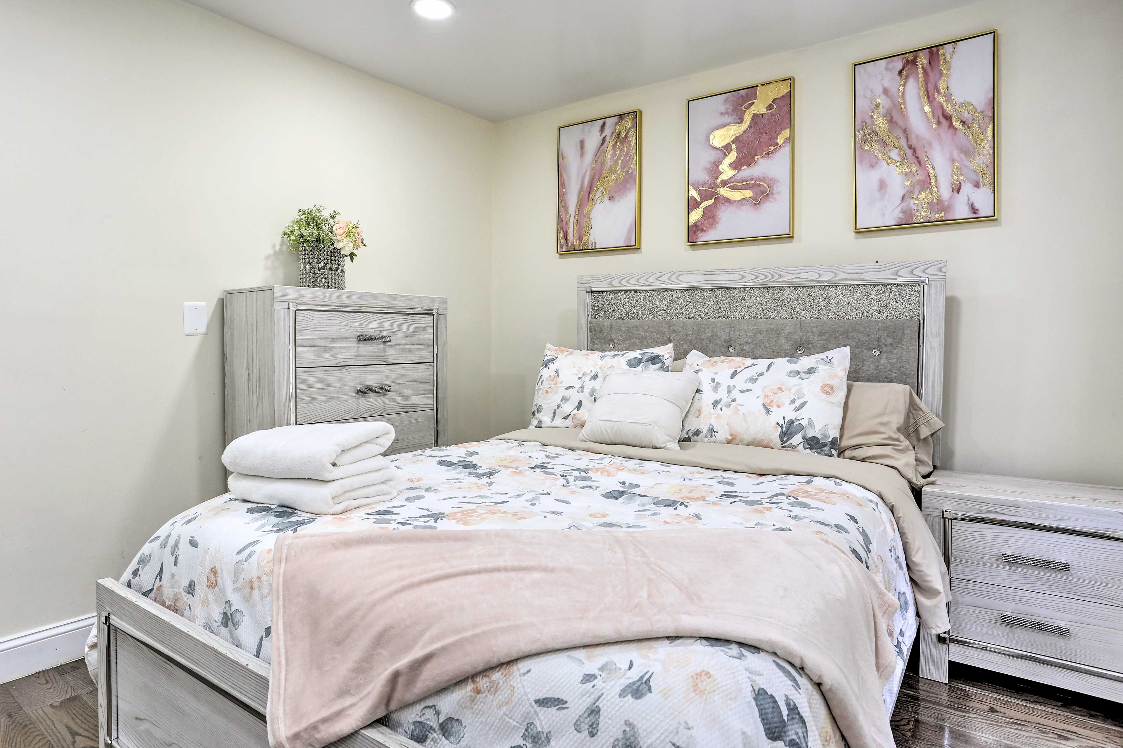 Bedroom 1 | 1st Floor | Queen Bed | Linens Provided
