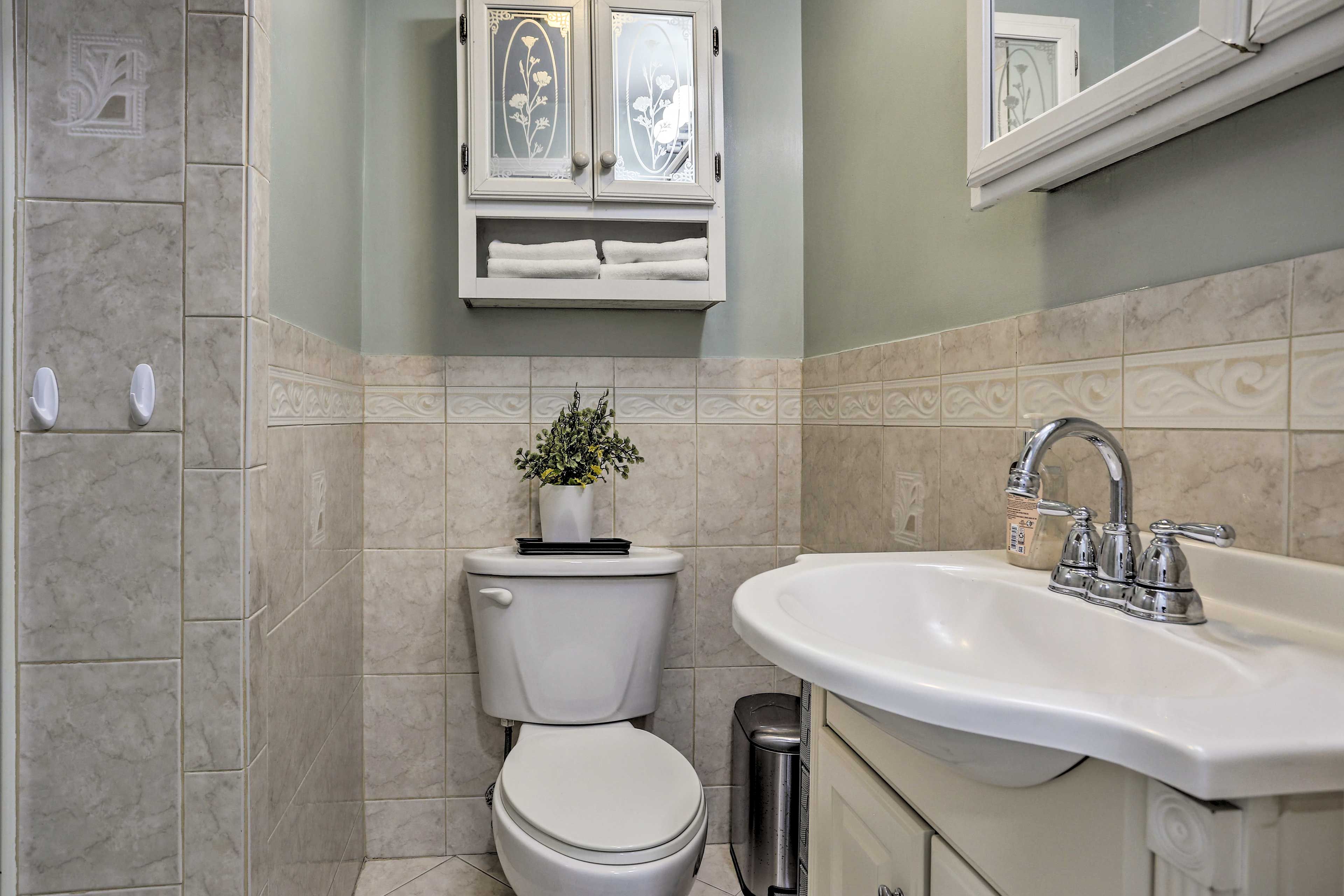 Full Bathroom | Towels Provided