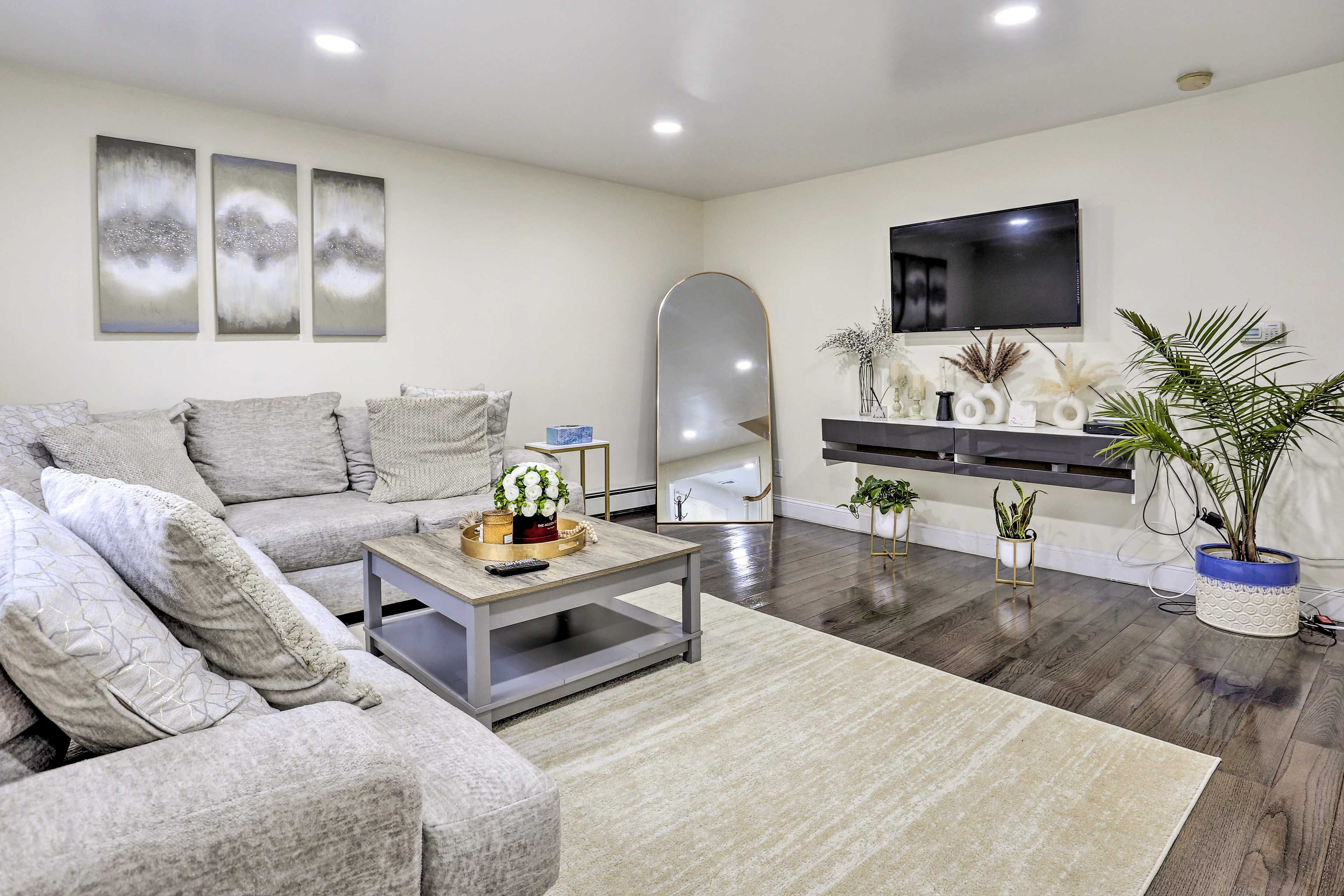 Living Room | 1st Floor | Smart TV w/ Cable | Free WiFi (600 Mbps)