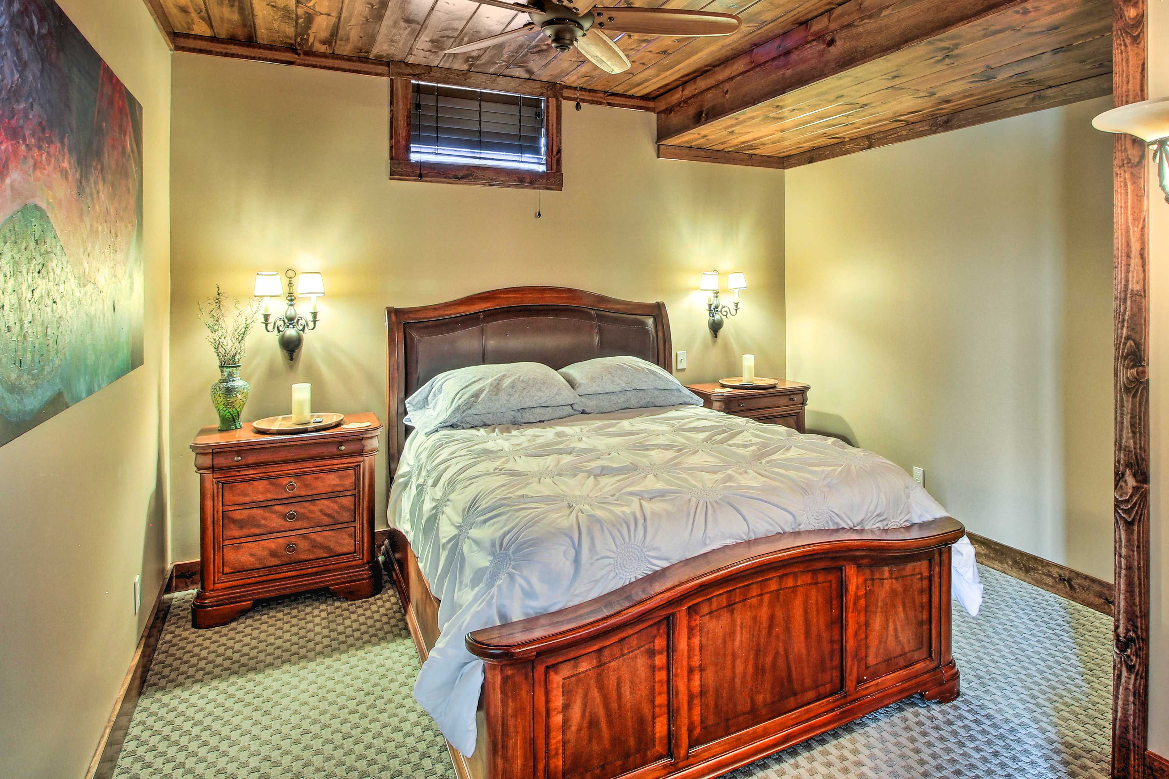 Studio | Queen Bed | Linens Provided