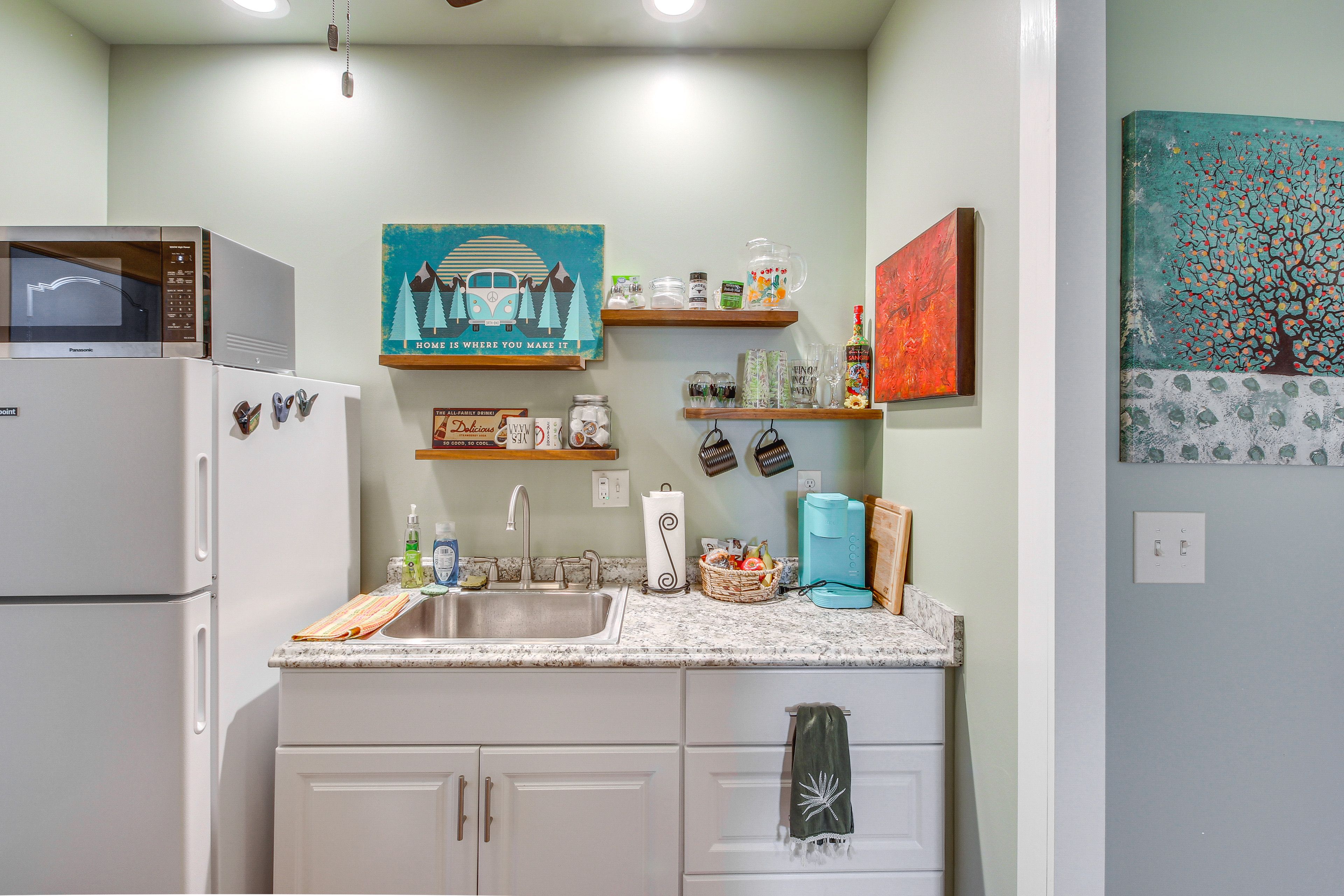 Kitchenette | Hot Plate | Toaster | Dishware & Flatware