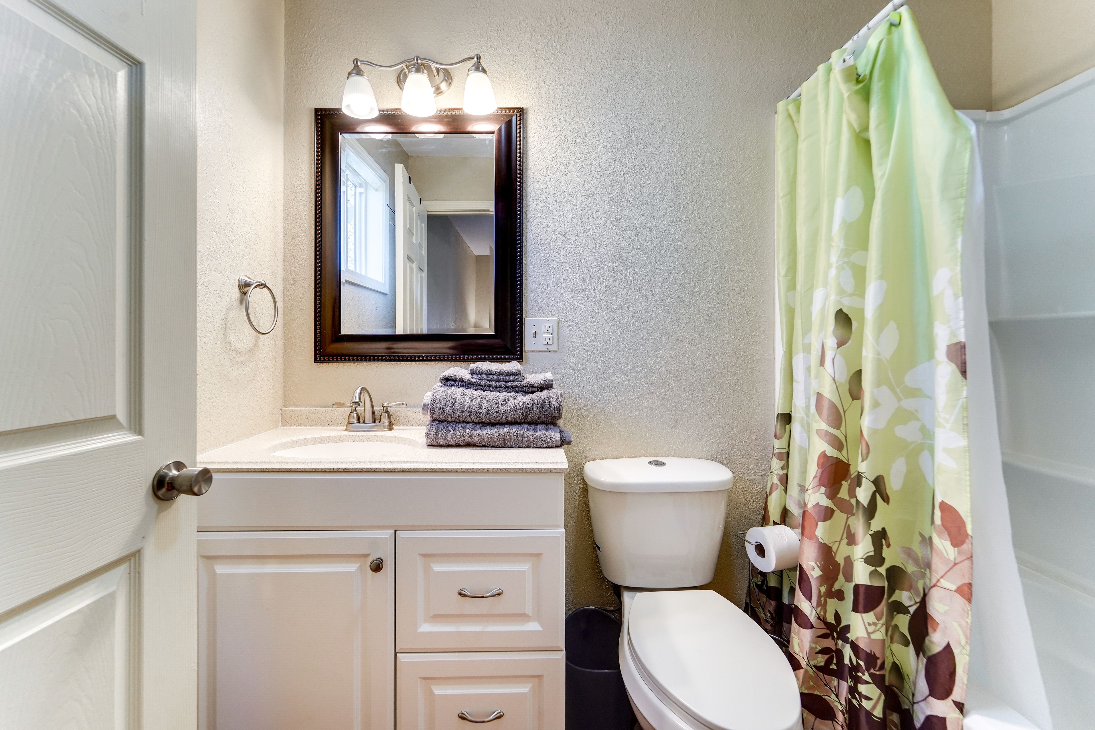 Full Bathroom | Towels Provided | Complimentary Toiletries
