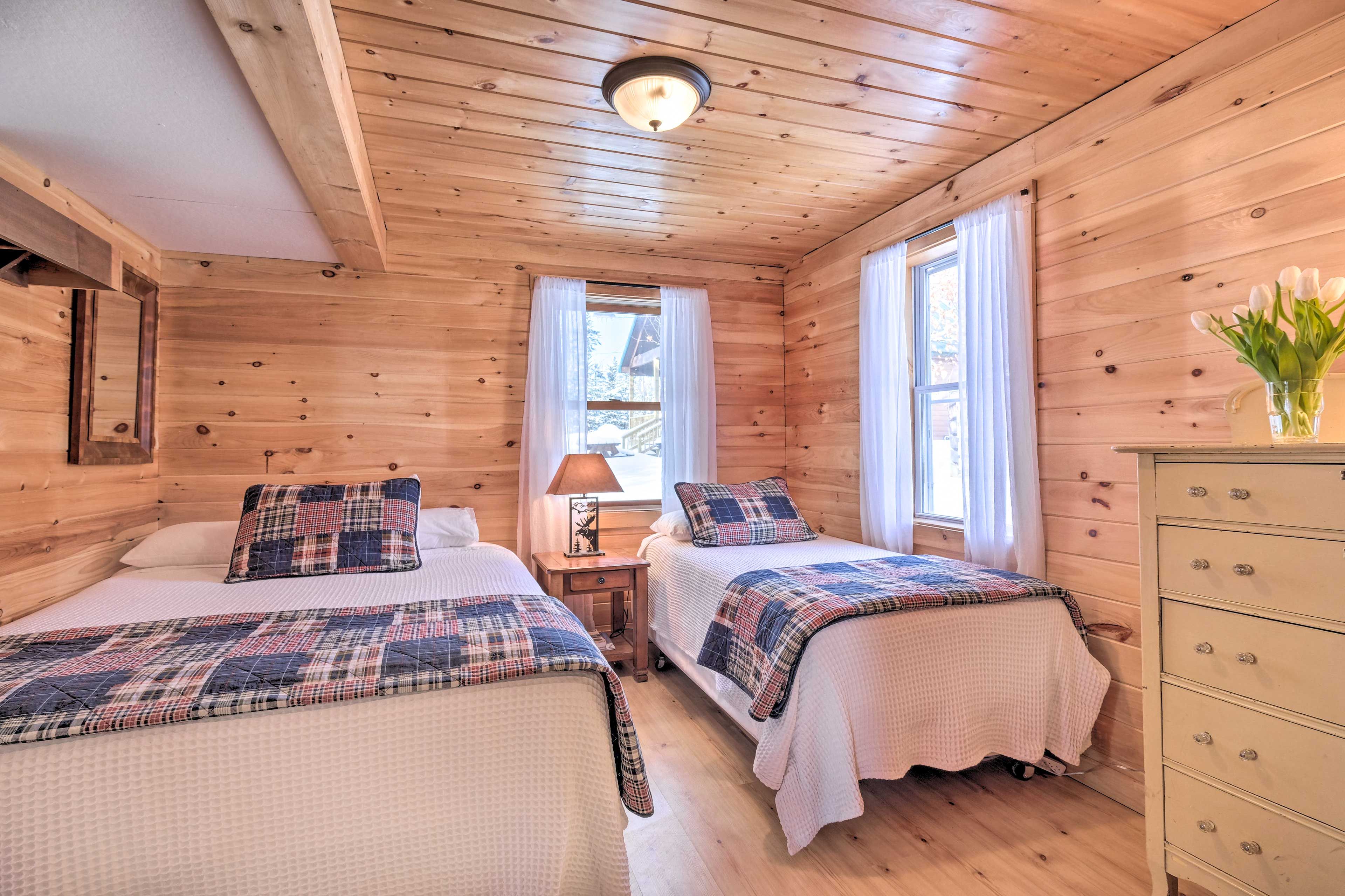 Bedroom 2 | Queen Bed | Twin Bed